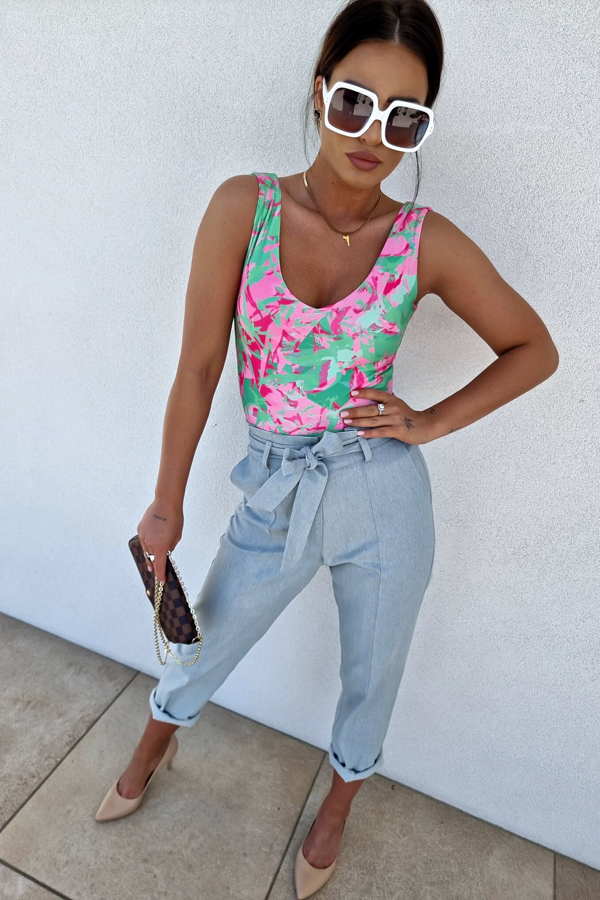 Canotta Moda-Mania con scollo a V in tessuto elasticizzato fantasia fucsia e verde, vestibilità comoda e stile vivace
