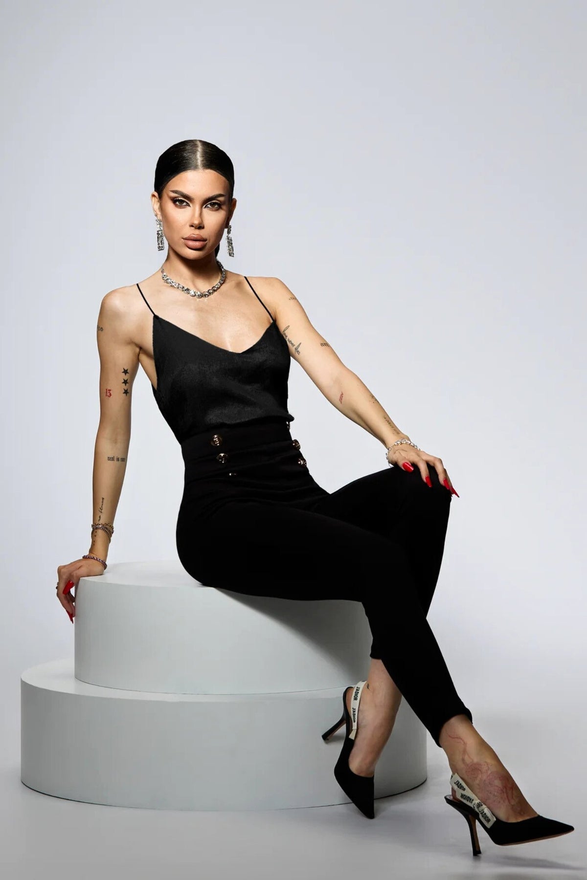 Canotta elegante nera Bby in tessuto satinato con spalline sottili, vestibilità elegante e tessuto lucido, moda moderna.