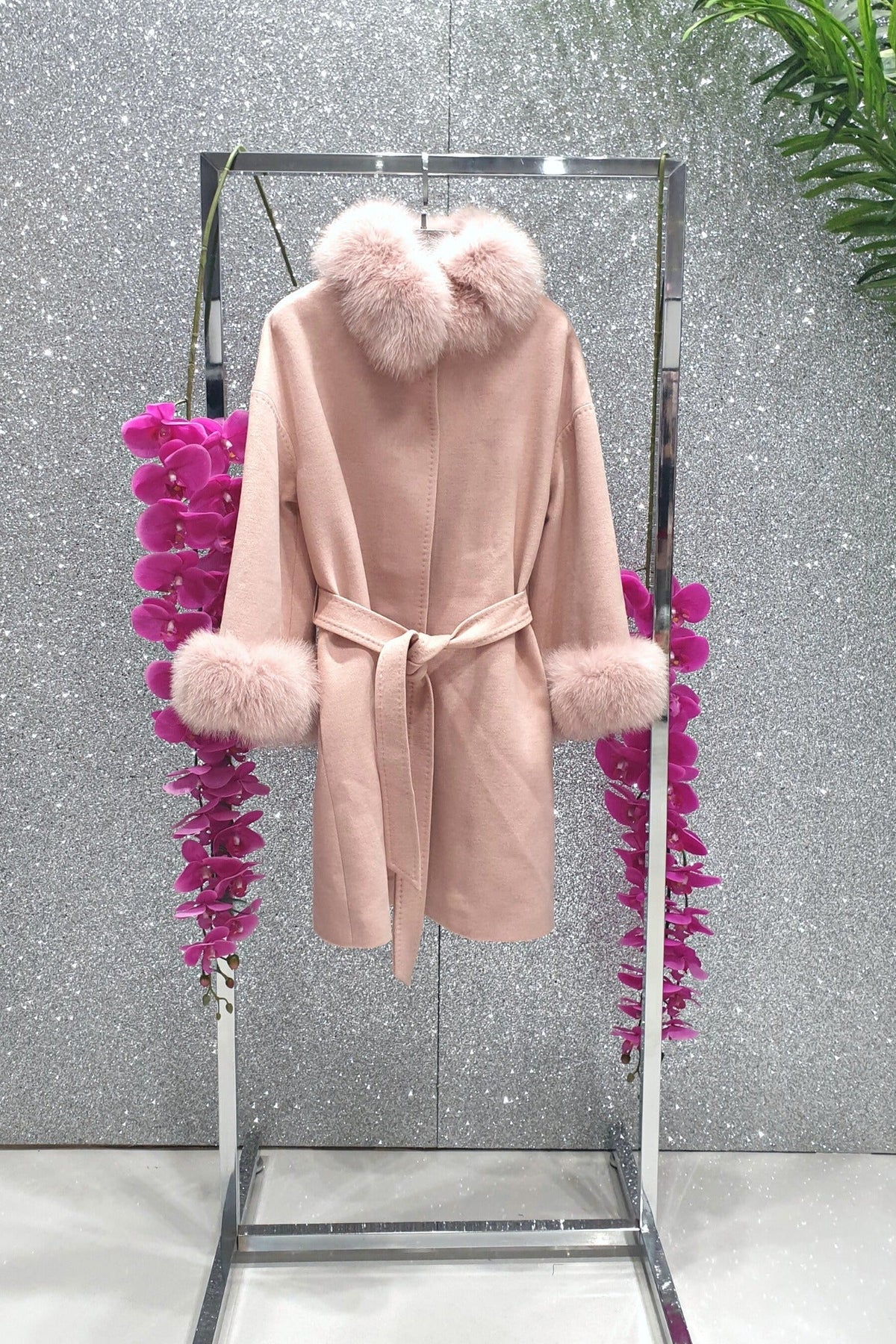 Cappotto in lana cashmere rosa invernale Moda-Mania con collo e polsi in pelo naturale, foderato, elegante e caldo.