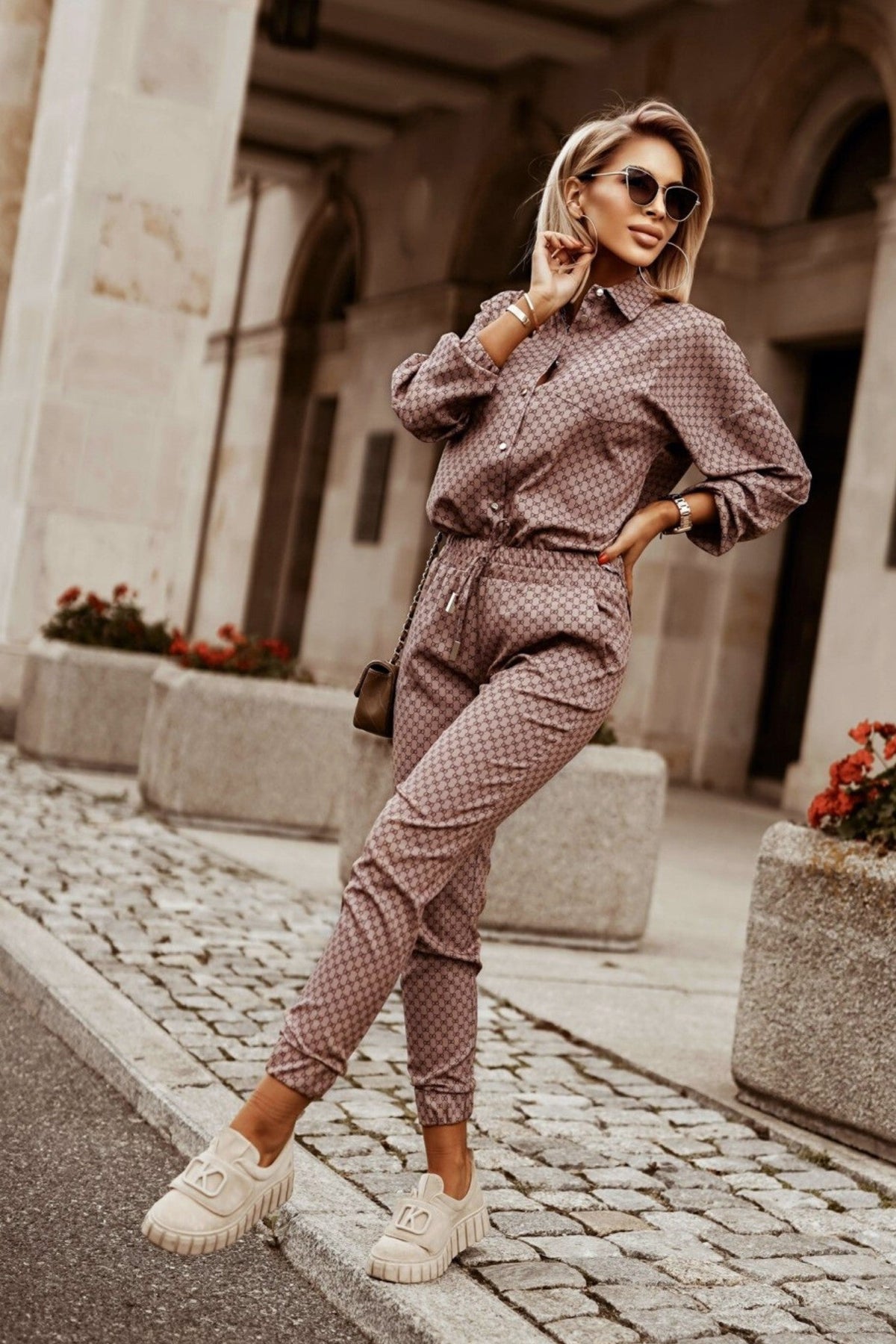 Completo casual beige Moda-Mania con camicia stampata e pantaloni elasticizzati con polsini e caviglie, stile elegante e comodo.