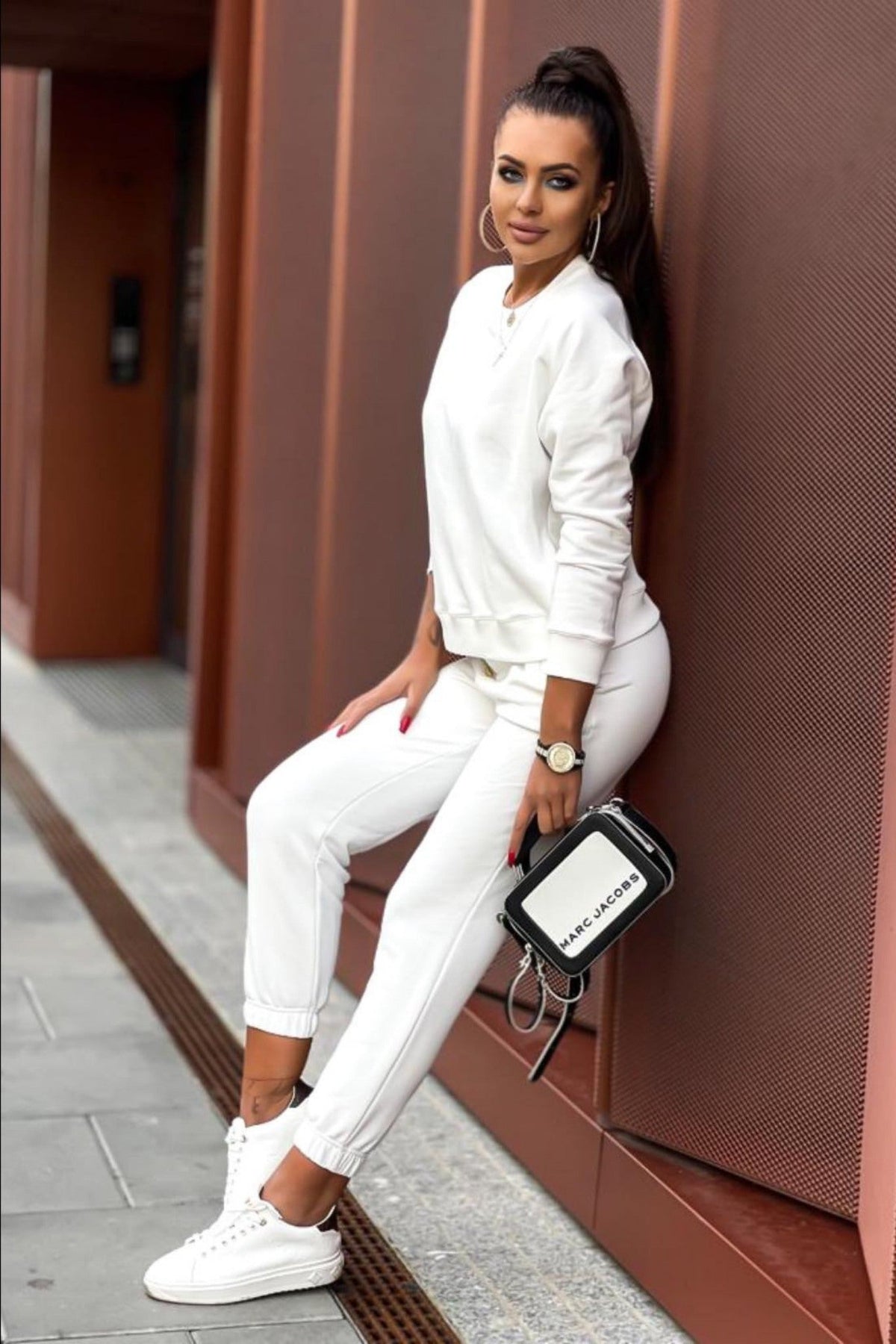 Completo sportivo casual bianco Moda-Mania con girocollo in cotone e tasche laterali, ideale per lo sport e il tempo libero.
