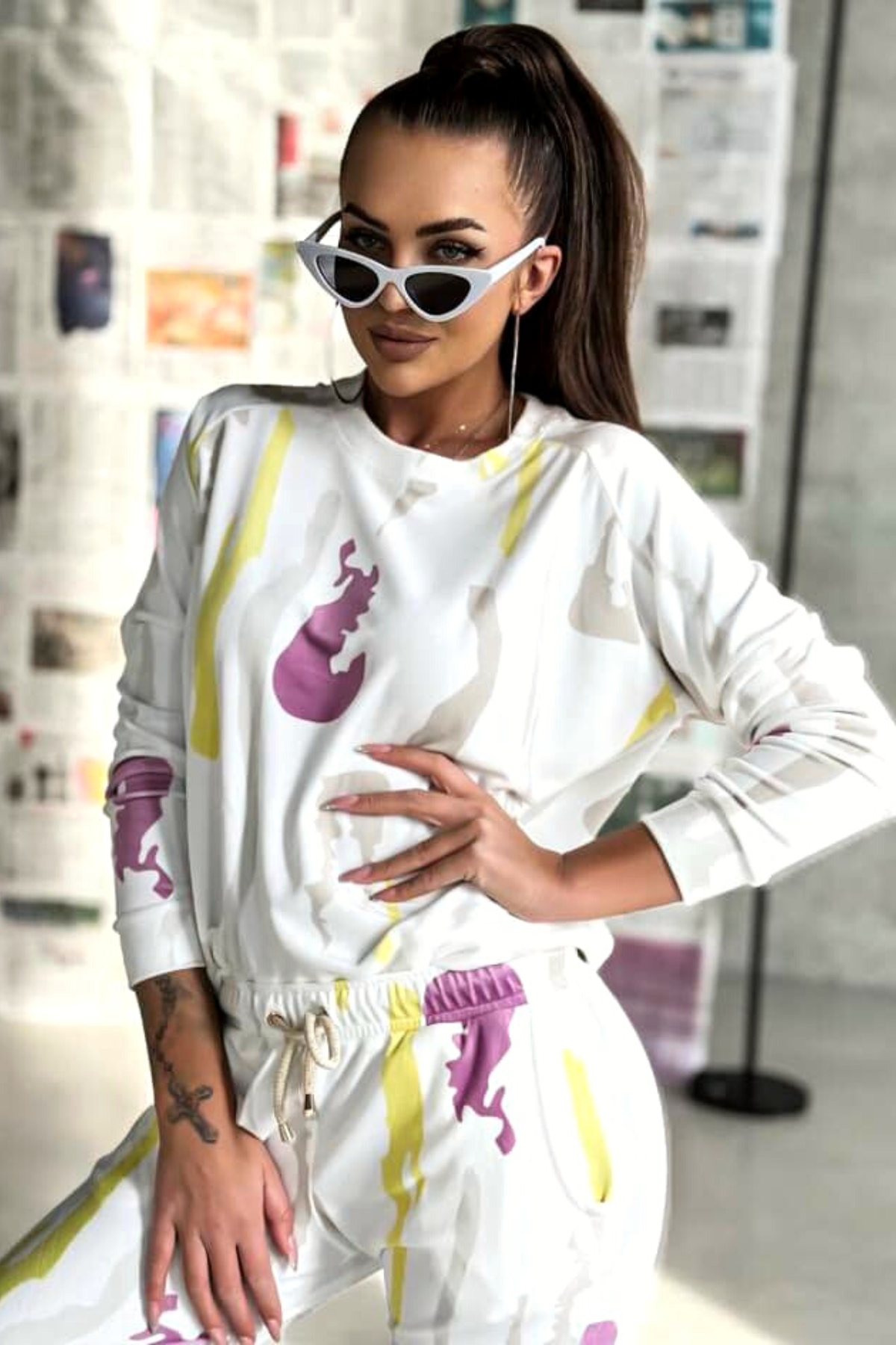 Completo sportivo bianco in ciniglia Moda-Mania con stampa astratta multicolore, abbigliamento casual e comodo.