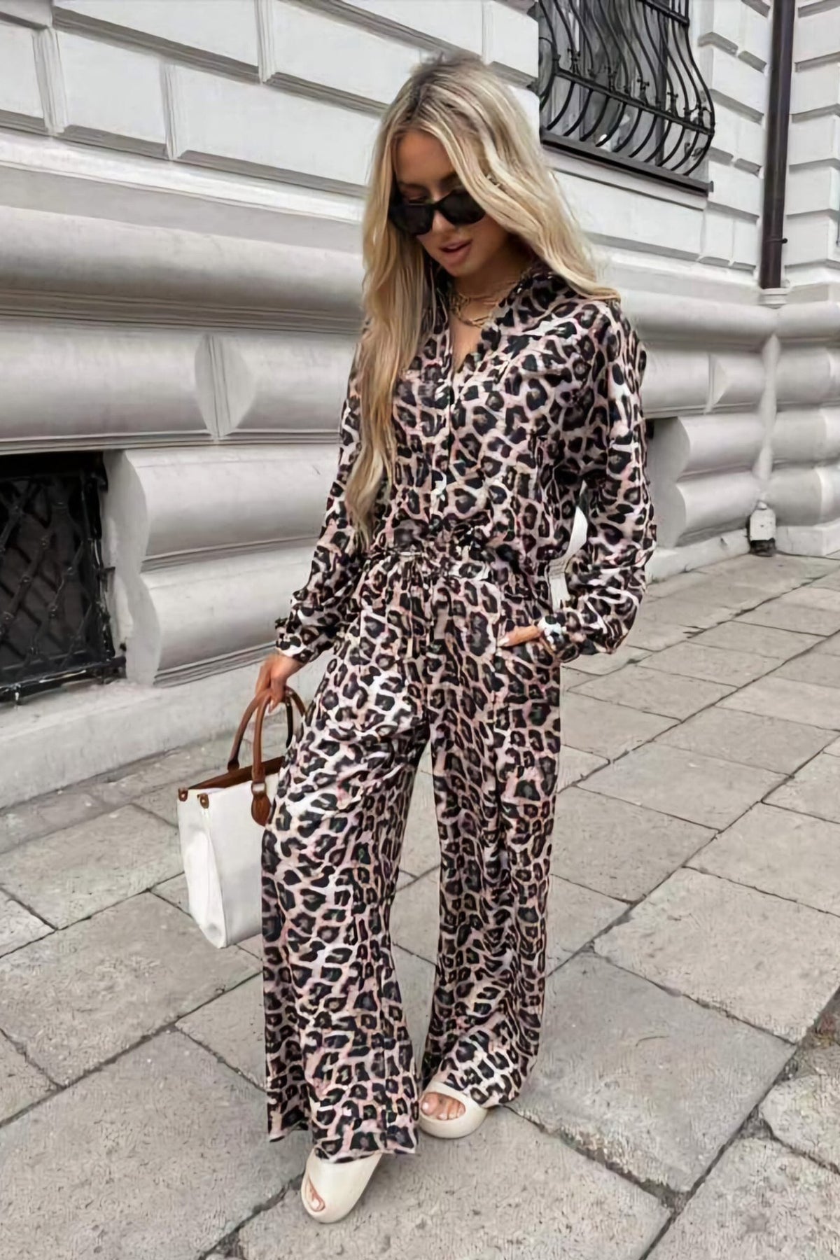 Completo casual Moda-Mania con stampa animalier, camicia e pantaloni larghi a gamba dritta, stile elegante e comodo.