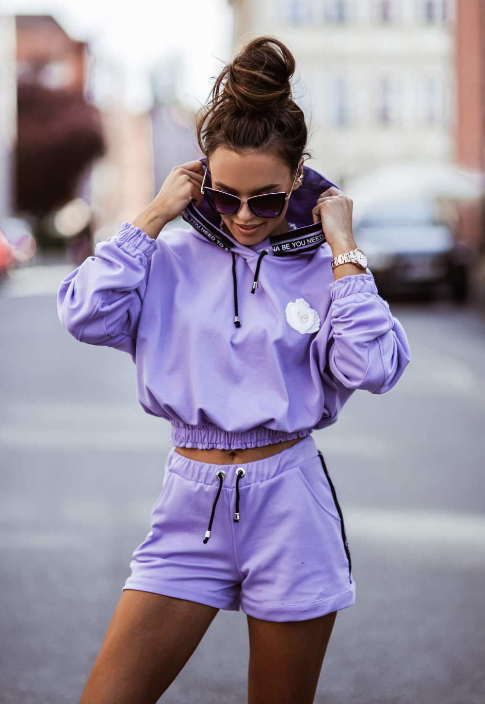 Completo sportivo lilla Moda Mania con felpa e pantaloncino corto, rifiniture bianche e dettagli con scritte.
