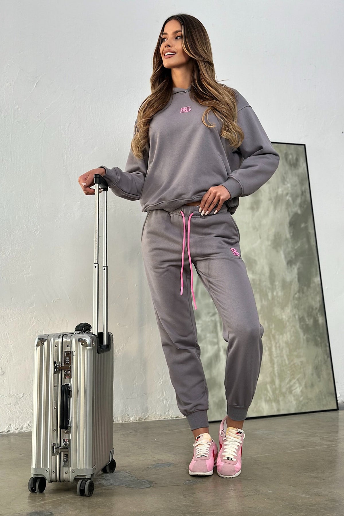 Completo tuta sportivo in cotone grigio Moda-Mania con laccetti e logo fucsia, abbigliamento casual e sportivo per donna