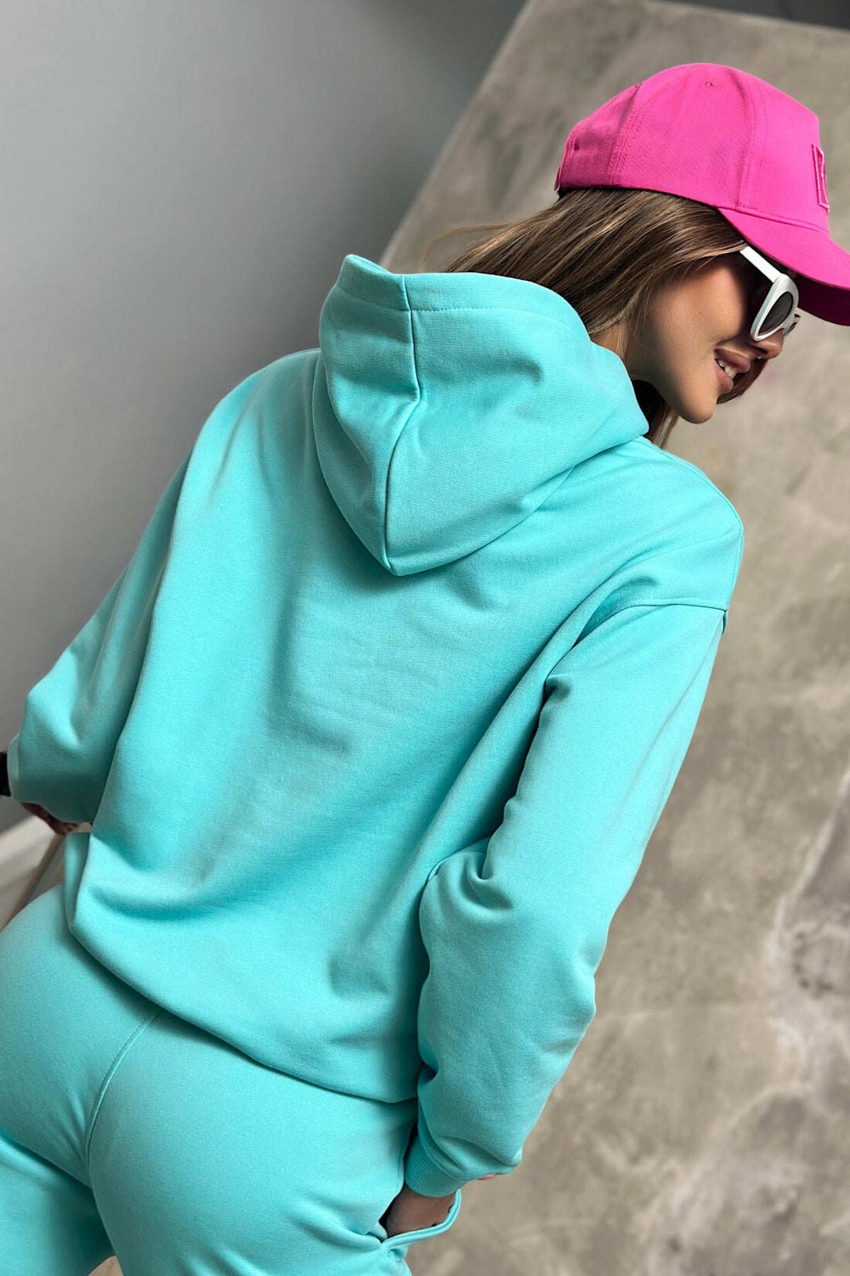 Completo tuta sportivo in cotone verde acqua con laccetti e logo fucsia, abbigliamento sportivo Moda-Mania.
