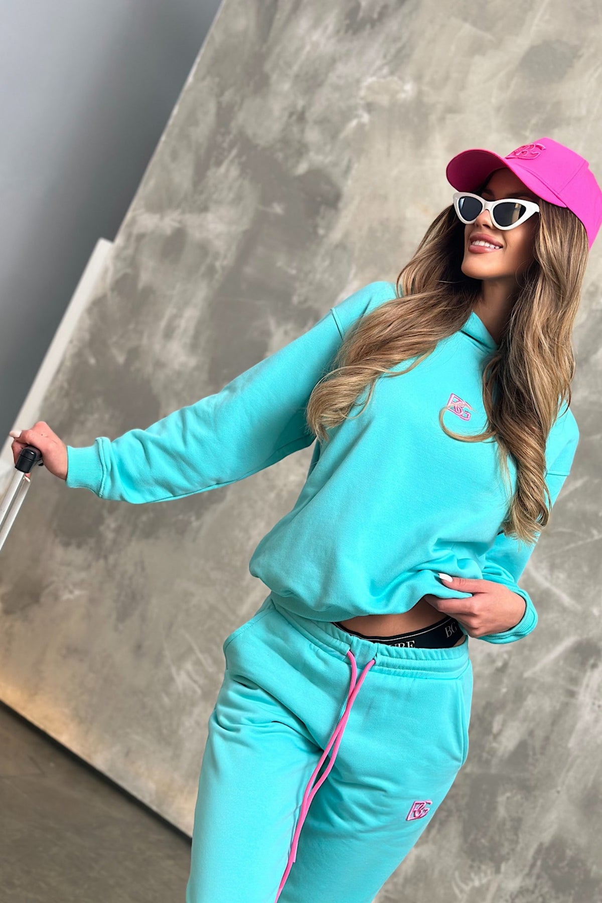 Completo tuta sportivo in cotone verde acqua con laccetti e logo fucsia, abbigliamento sportivo Moda-Mania.