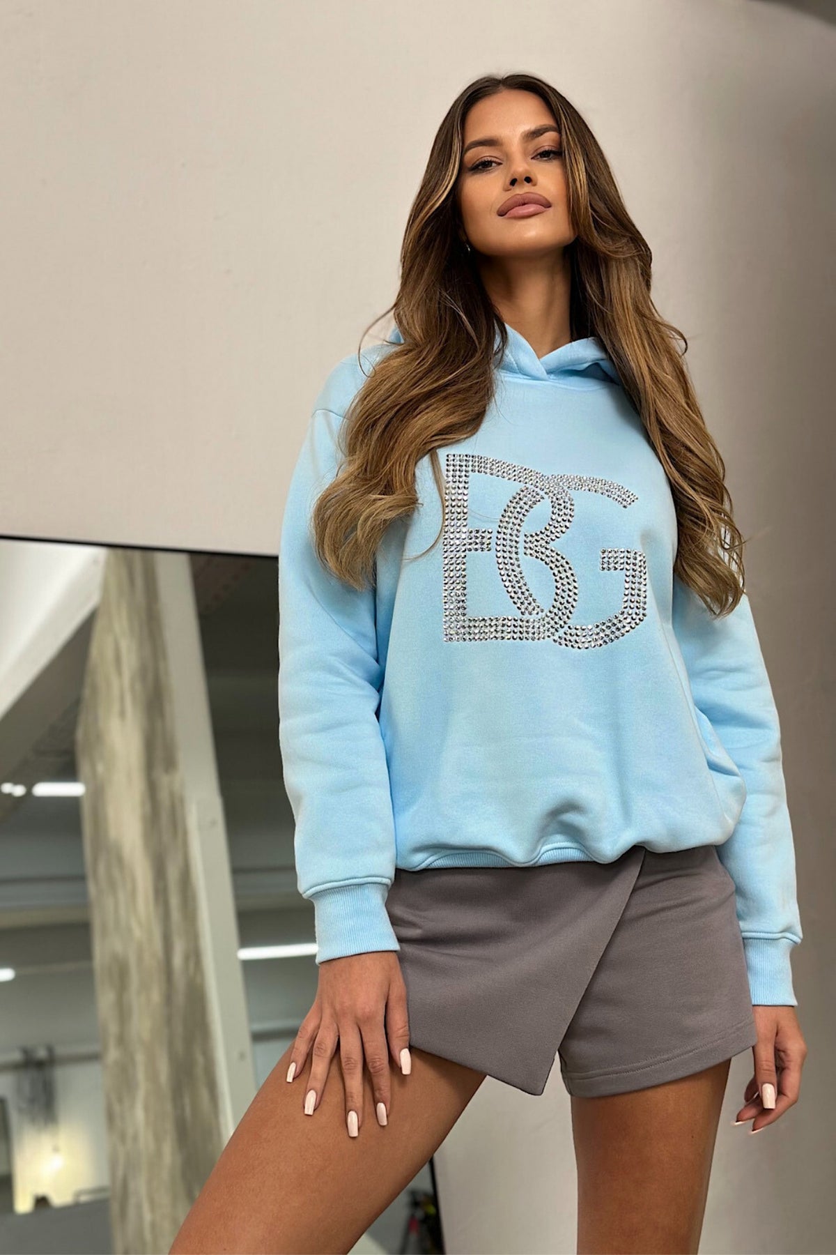 Felpa invernale celeste da donna Moda-Mania con stampa cristalli, cappuccio e tasche, morbida e confortevole.