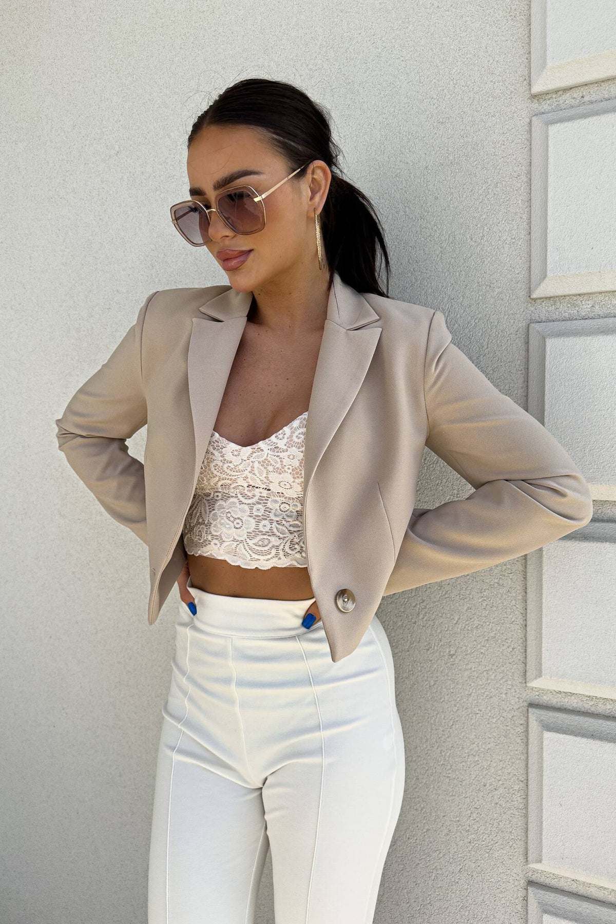 Giacca beige casual elegante corta in vita con un bottone, scollo a V e revers, marca Moda-Mania.