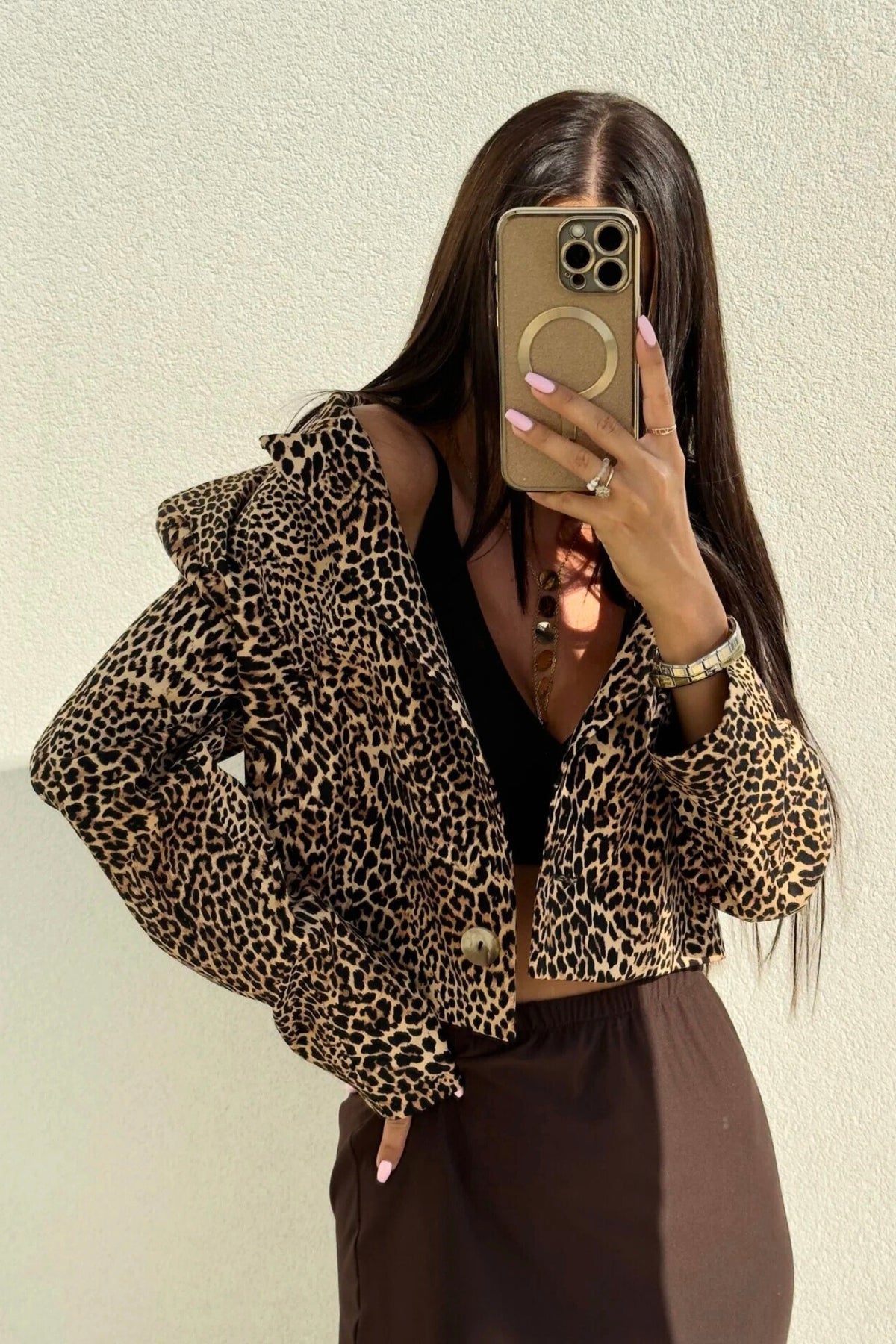 Giacca casual elegante a stampa leopardata Moda-Mania, corta in vita, con scollo a V, revers e bottone frontale.
