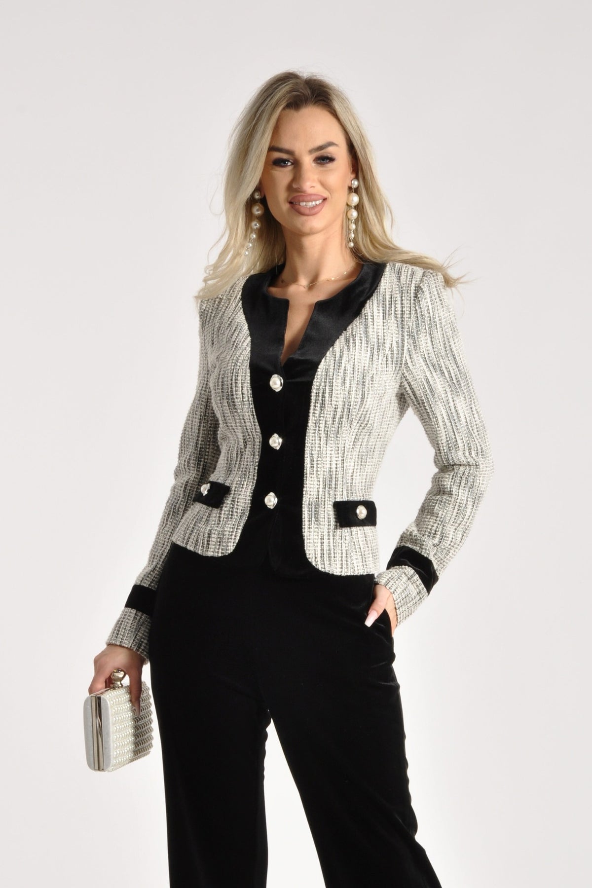 Giacca da tailleur grigia Moda-Mania in tessuto bouclé con dettagli in velluto nero e bottoni gioiello eleganti.