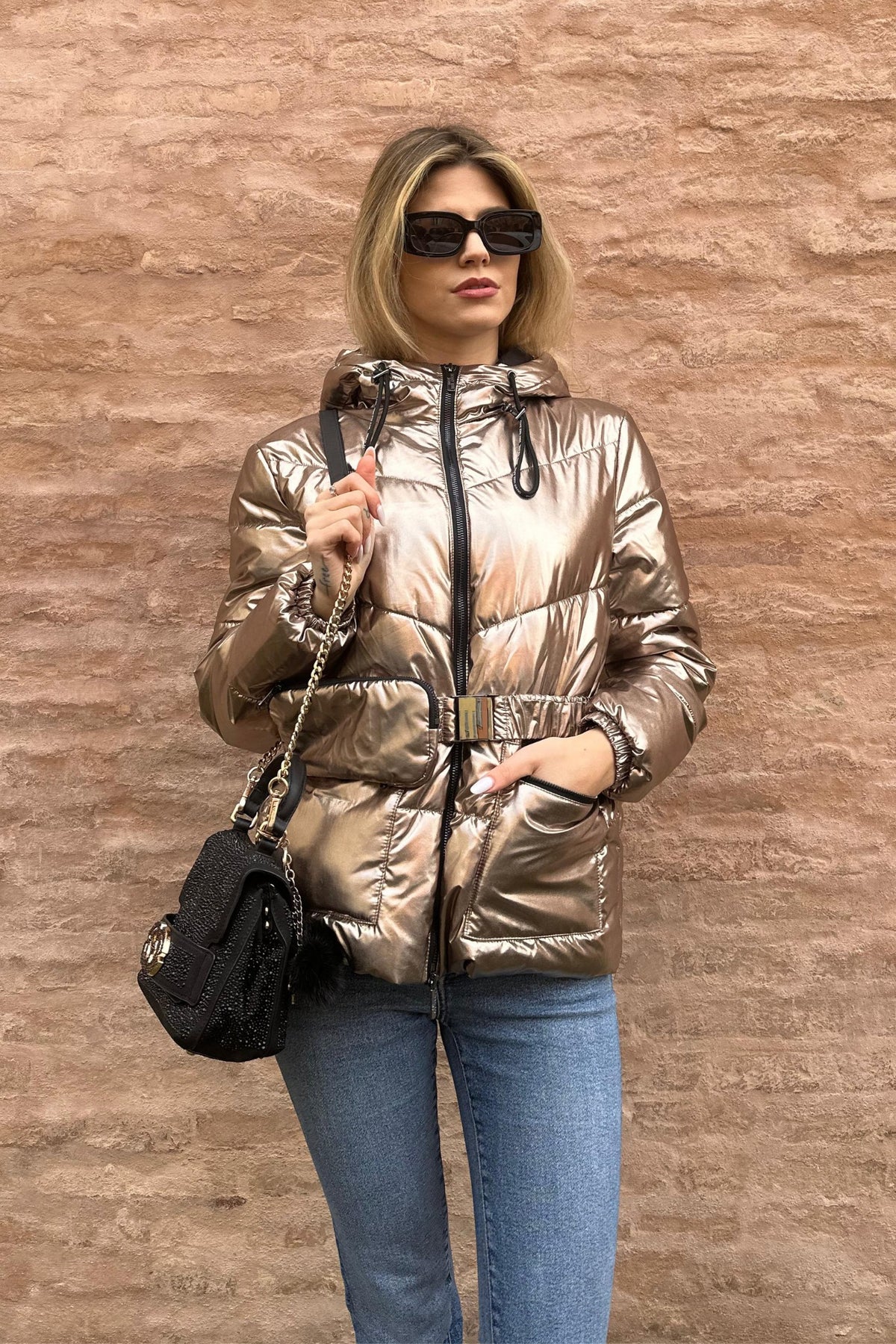 Giacca invernale Denny Rose bronzo laminato con cappuccio, cintura e dettaglio portafoglio, abbigliamento moda Moda-Mania