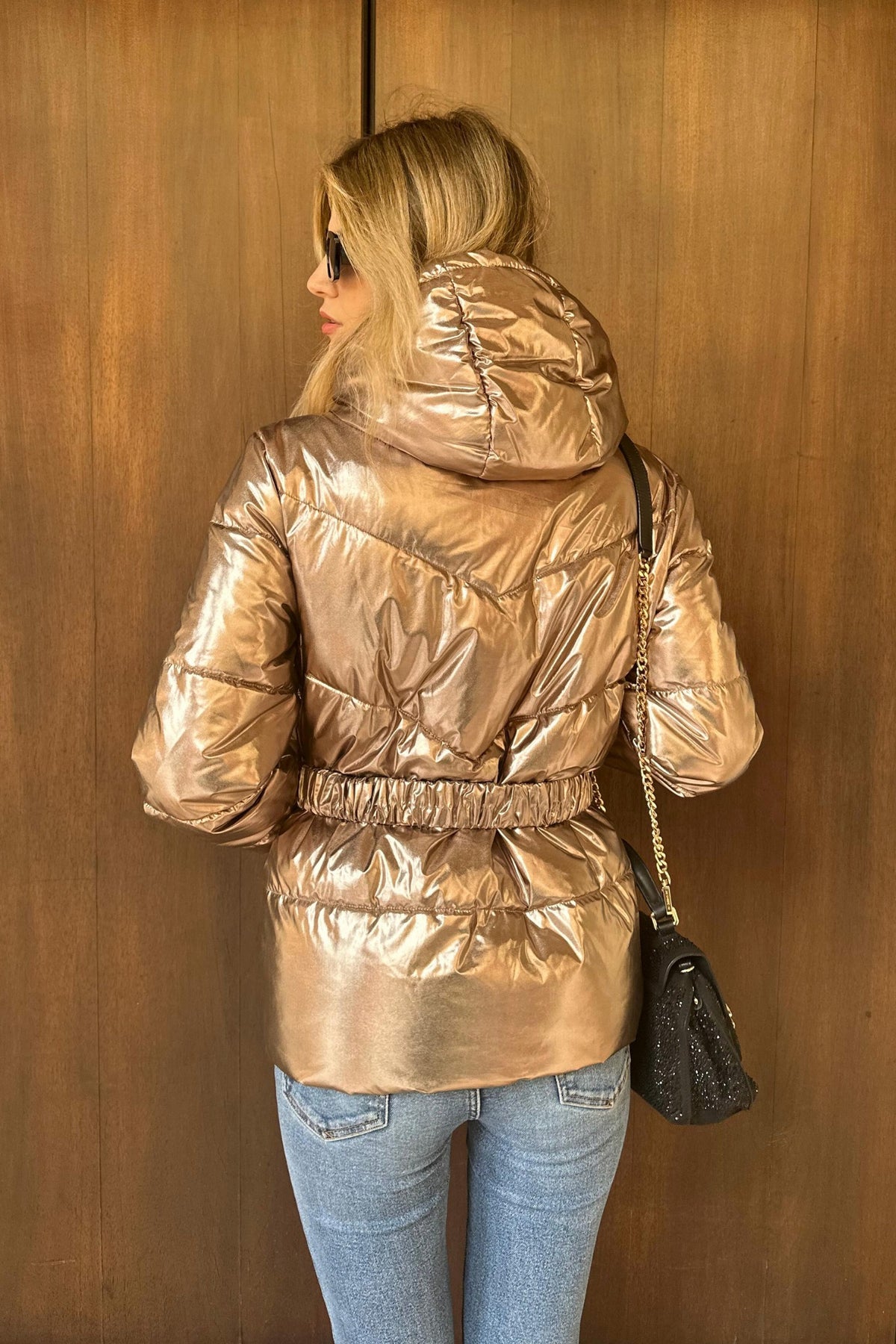 Giacca invernale Denny Rose in laminato bronzo con cappuccio, cintura e dettagli portafoglio, moda-Mania, abbigliamento donna.