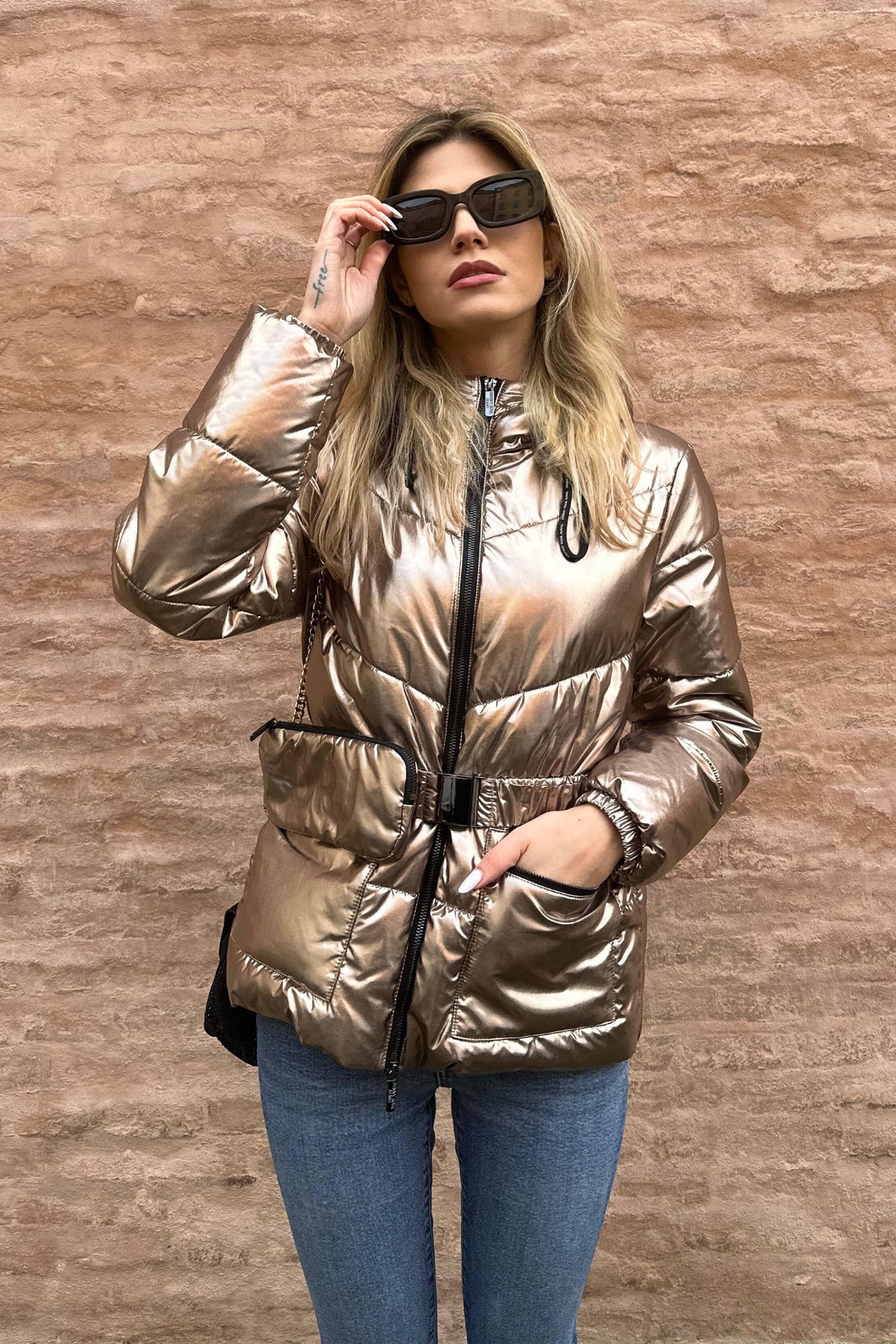 Giacca invernale Denny Rose bronzo laminato con cappuccio, cintura e tasche, modello elegante e caldo, da Moda-Mania.