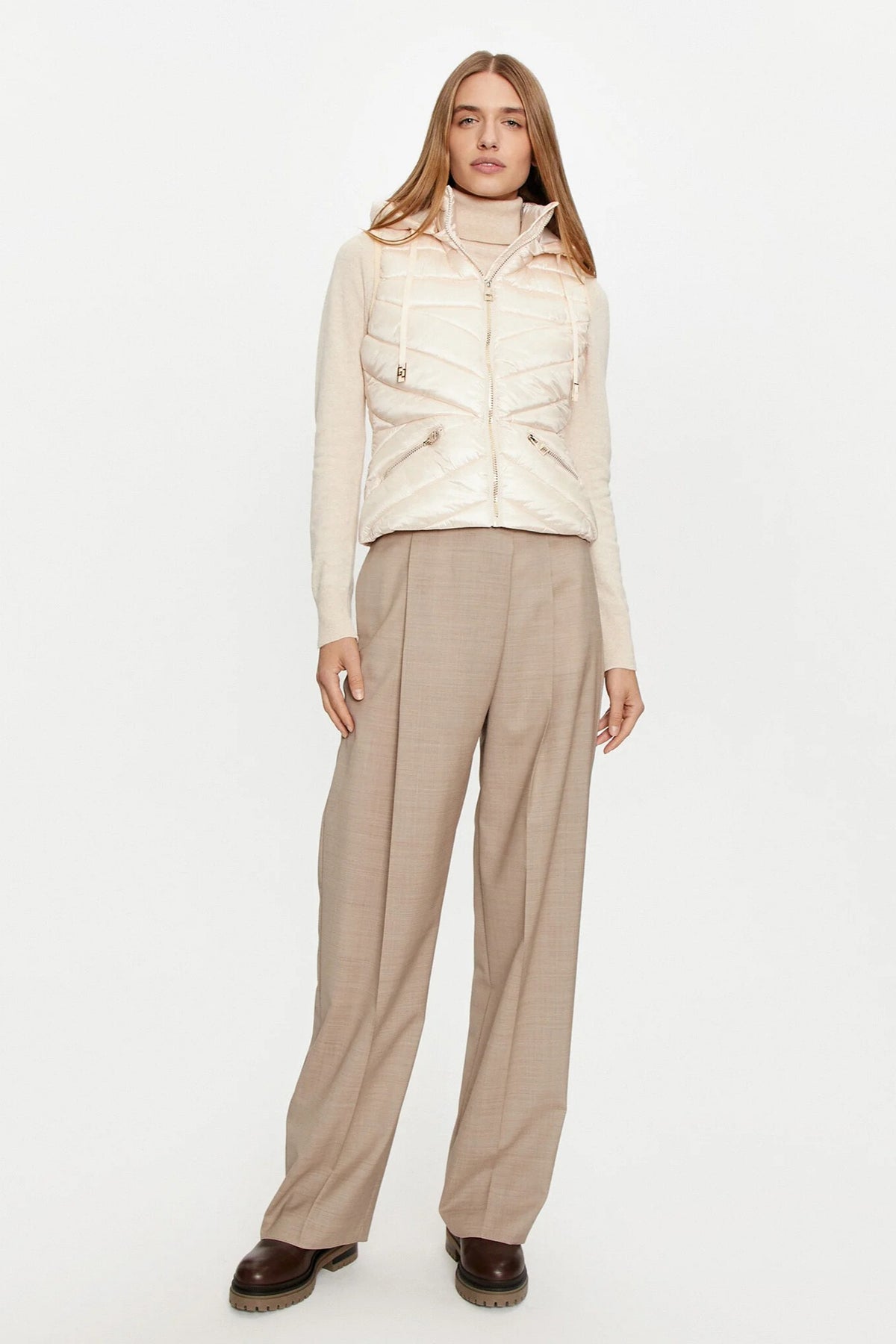 Gilet imbottito Gaudi in nylon lucido panna con zip e cappuccio, giacca leggera e impermeabile Moda-Mania.