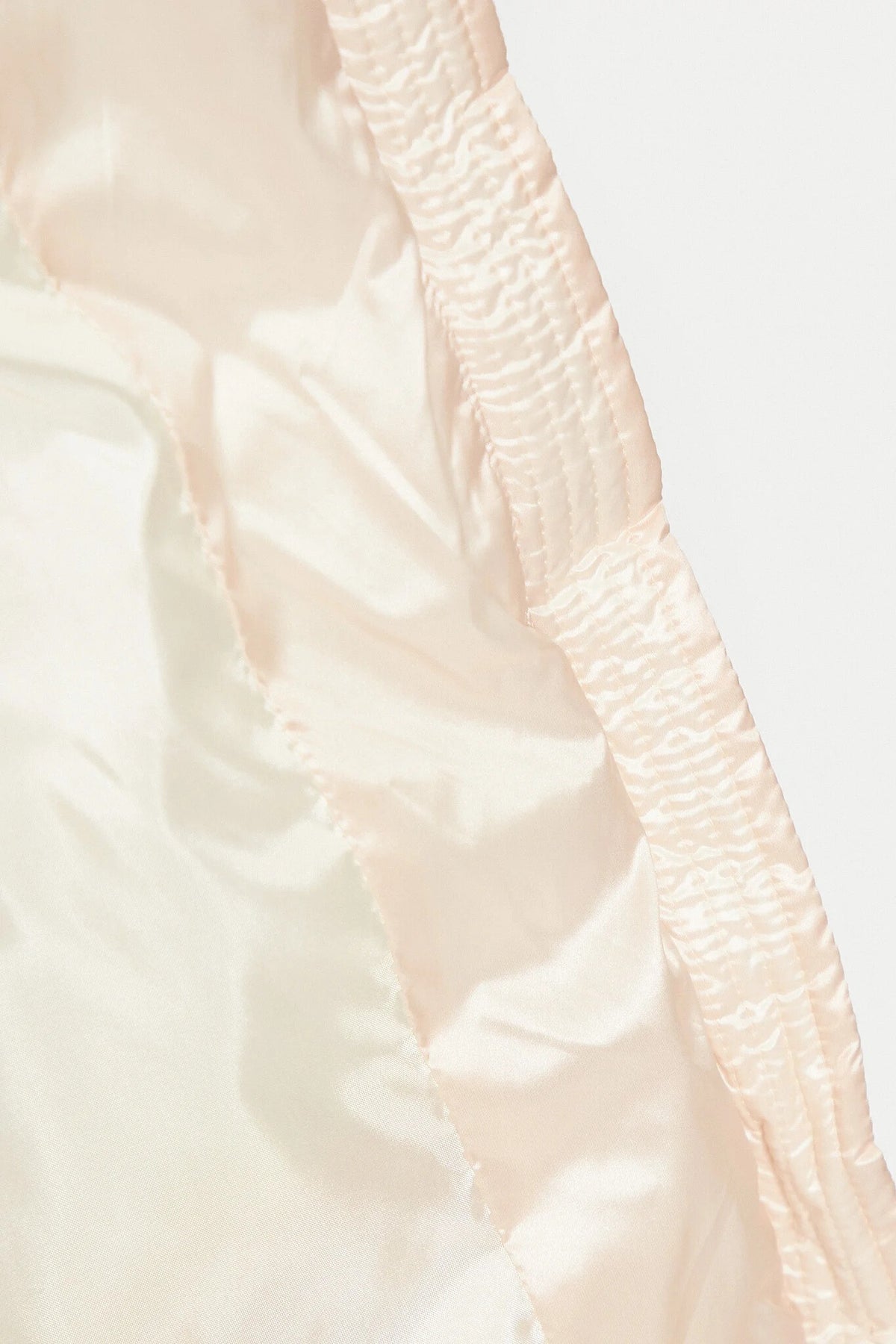 Gilet imbottito Gaudi colore panna in nylon lucido con zip e cappuccio, giacca leggera e elegante Moda-Mania.