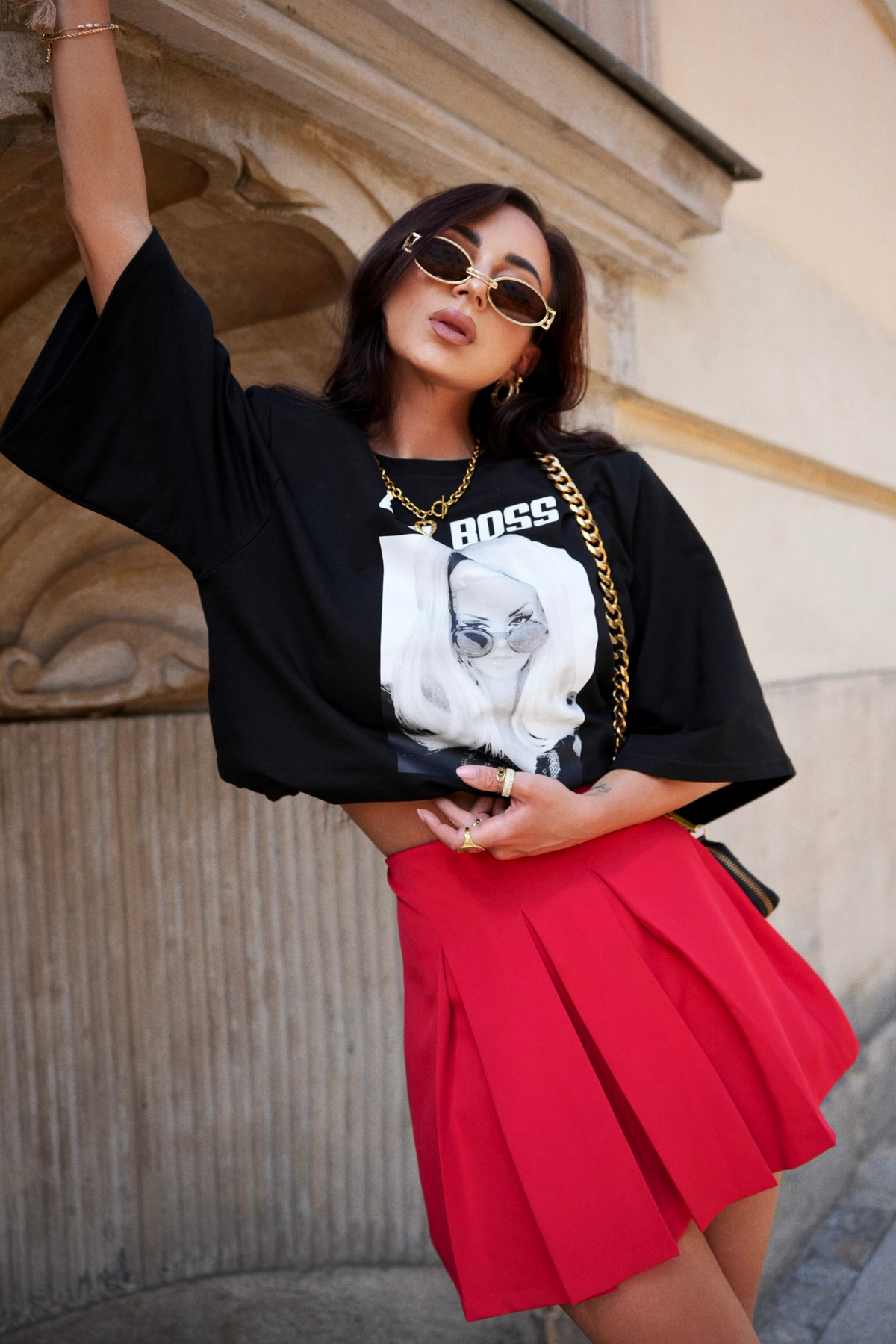 Gonna corta rossa svasata a vita alta con pieghe e pantaloncino interno, moda-Mania, abbigliamento femminile elegante e casual