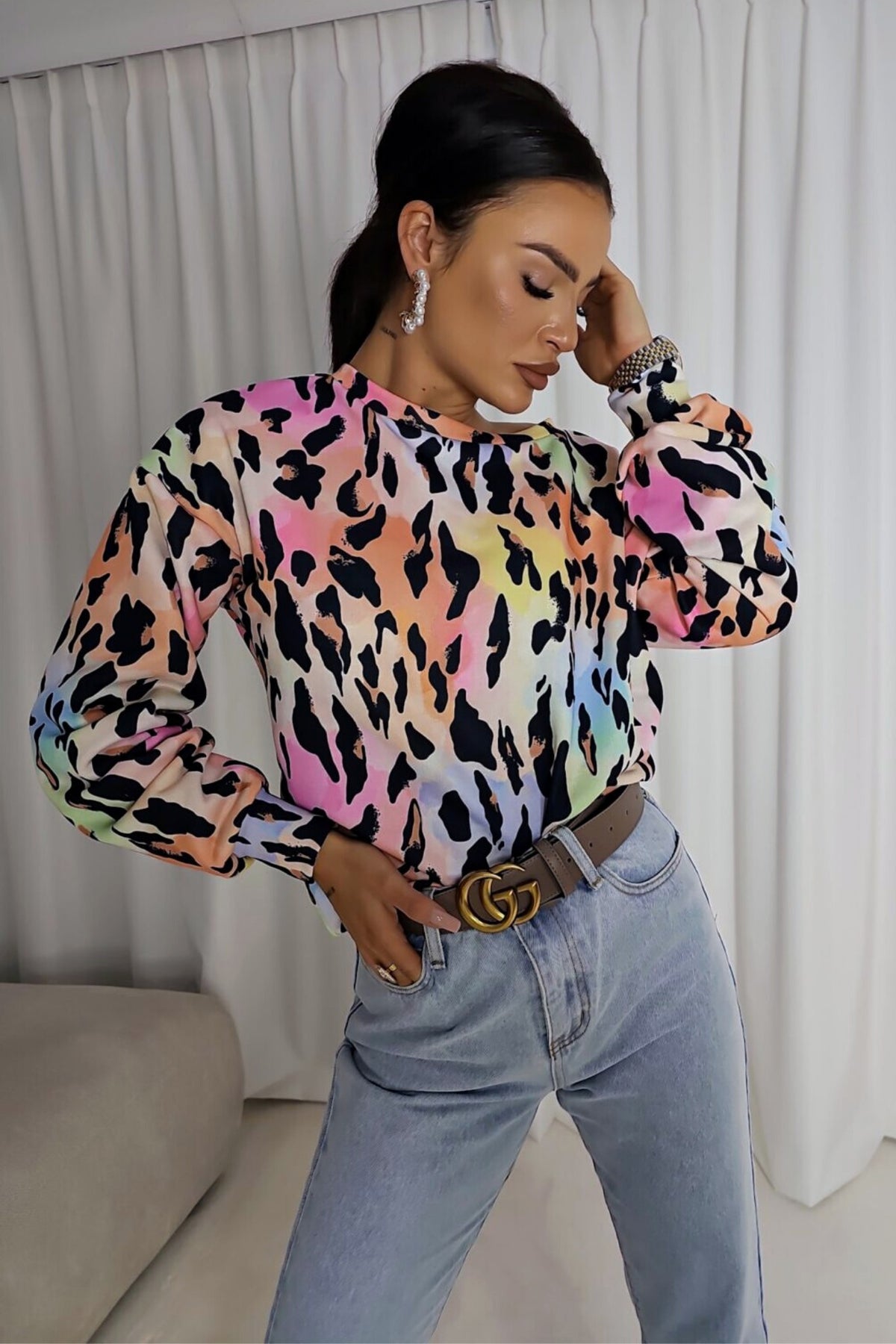 Maglia felpa casual Moda-Mania con stampa maculata multicolore, maniche lunghe e polsini, in tessuto morbido e confortevole.