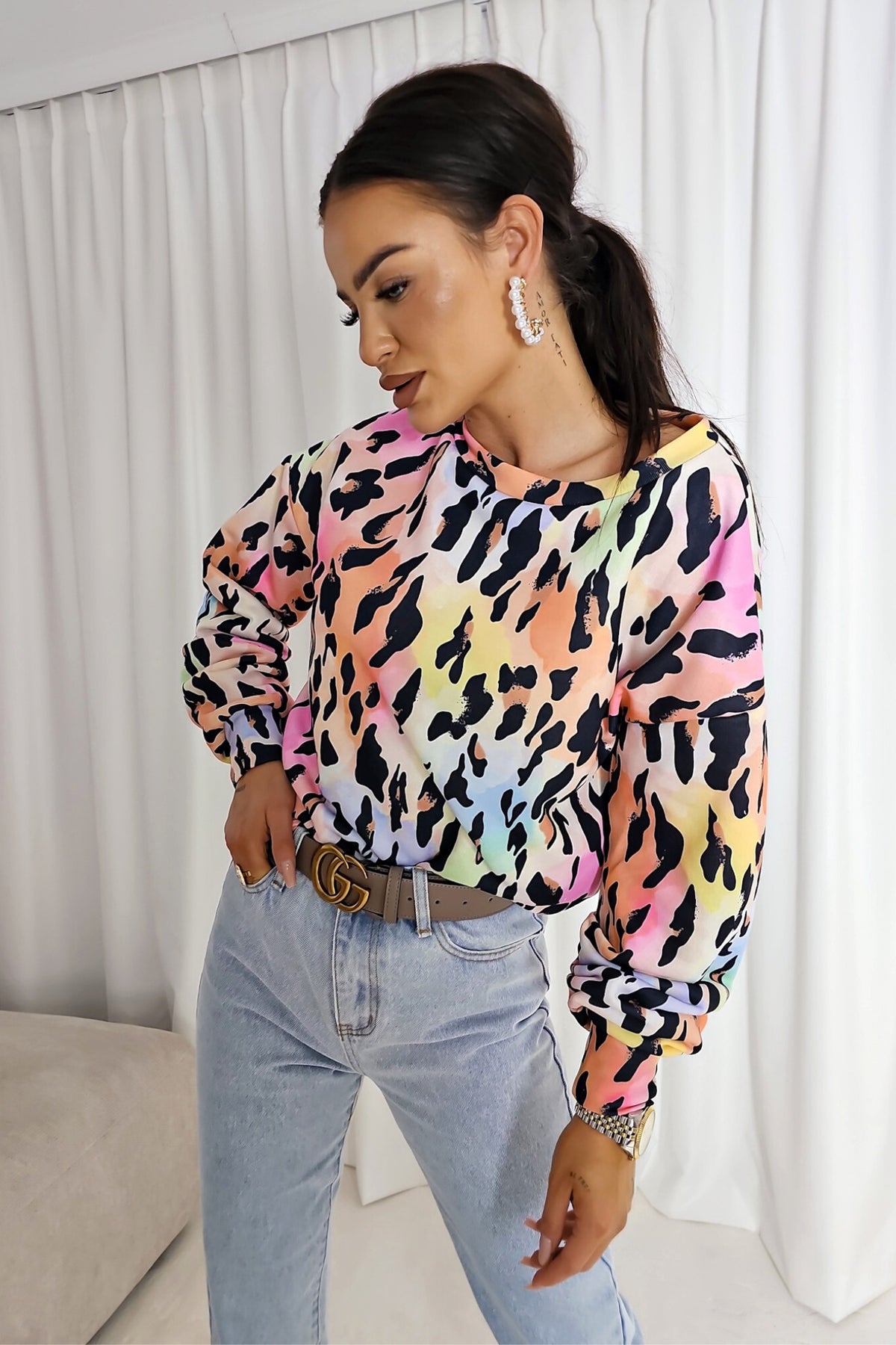 Maglia felpa casual a stampa maculata multicolore con maniche lunghe e polsini, prodotto di Moda-Mania, ideale per look informali.