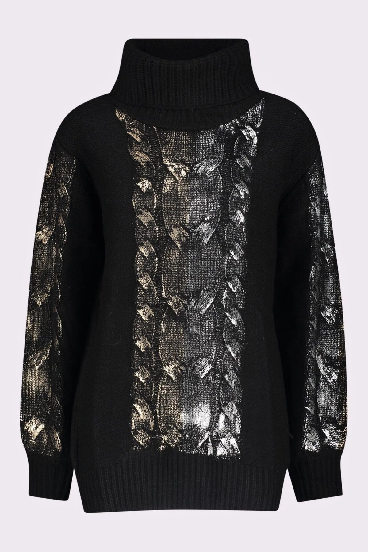 Maglione oversize Moda-Mania con trecce, collo alto, filato soffice e stampa laminata, indossato su un modello.