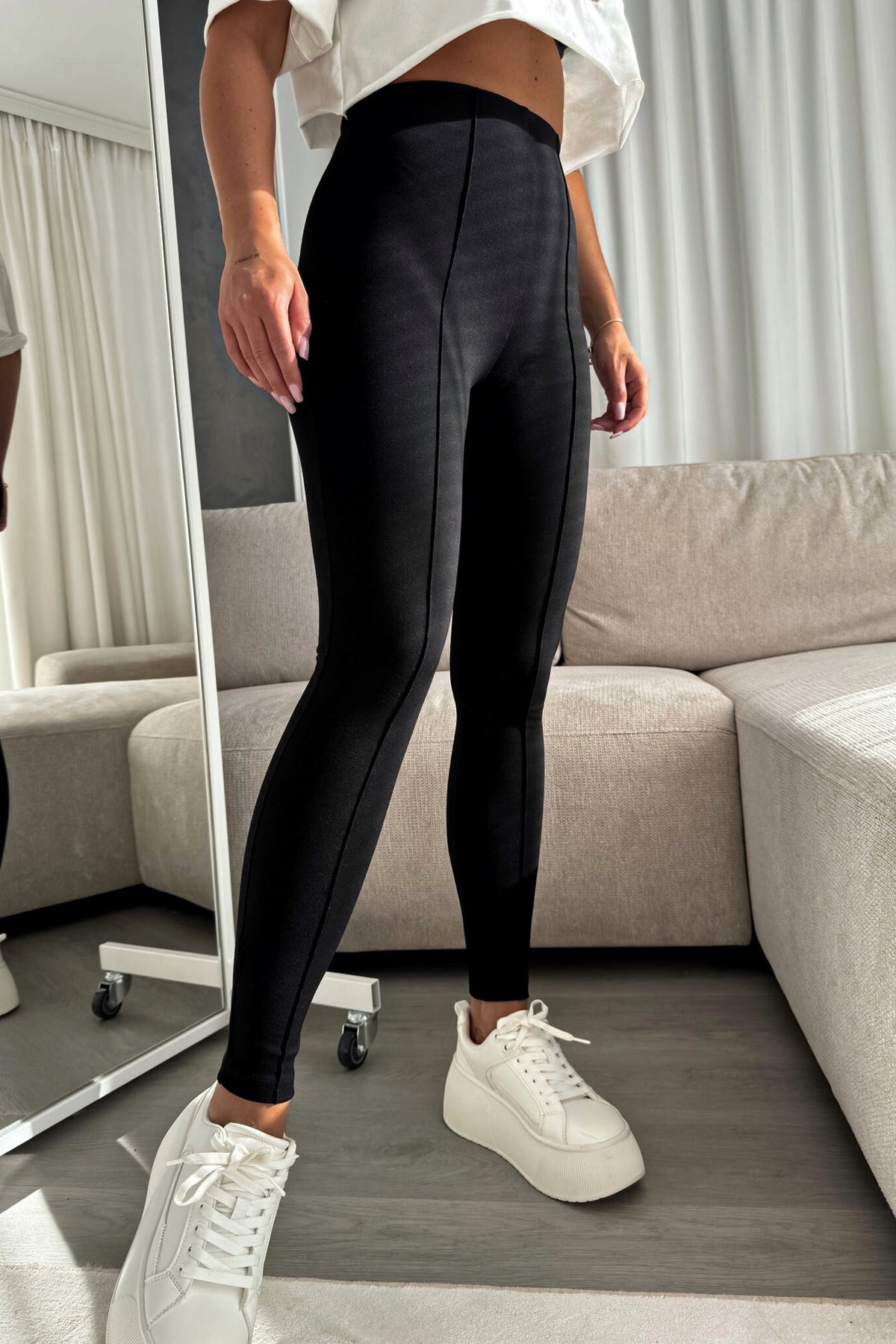 Leggings neri aderenti in cotone spesso elasticizzato, a vita alta con cuciture longitudinali, di Moda-Mania.