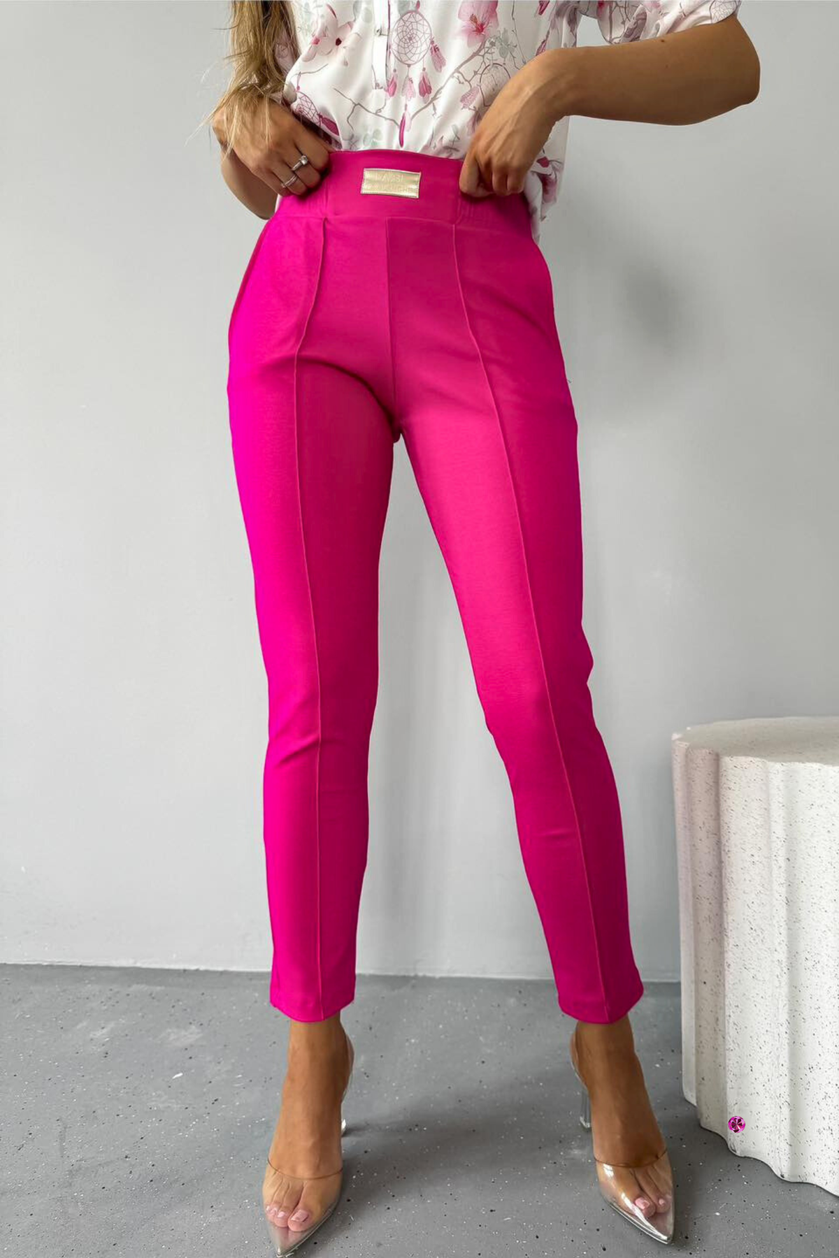 Pantaloni sportivi fucsia Moda-Mania in cotone con tasche laterali e vita elasticizzata, visualizzati frontalmente.