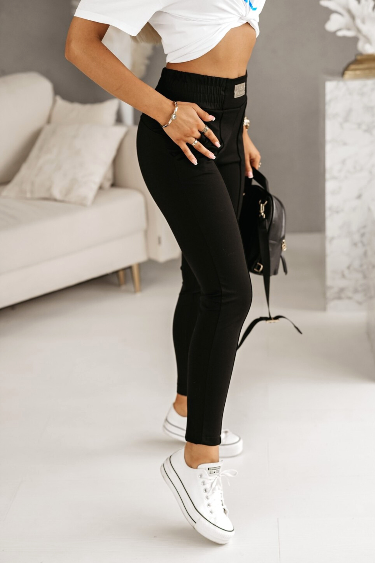 Pantaloni sportivi neri in cotone di Moda-Mania con tasche laterali e vita elasticizzata, vestibilità comoda e stile casual