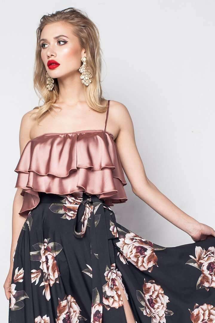 Blusa beige Moda-Mania a spalla singola con balze decorative, tessuto leggero e stile elegante, visibile in dettaglio nell'immagine.