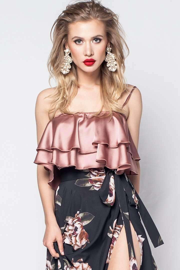 Blusa beige Moda-Mania con spallina sottile e dettagli di balze decorative, stile elegante e femminile.
