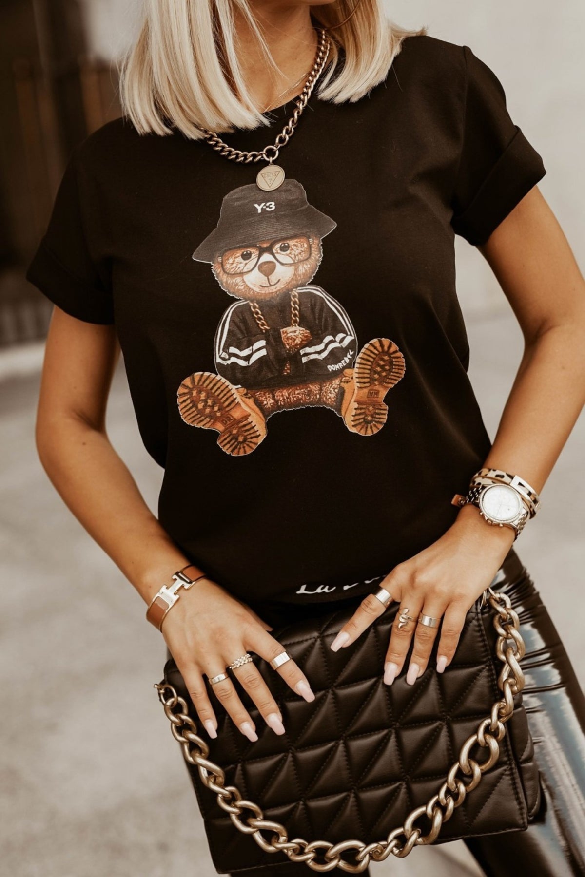 T-shirt nero Moda Mania in cotone con stampa di orsetto vestito, maniche corte con risvolto, vestibilità comoda e stile casual.