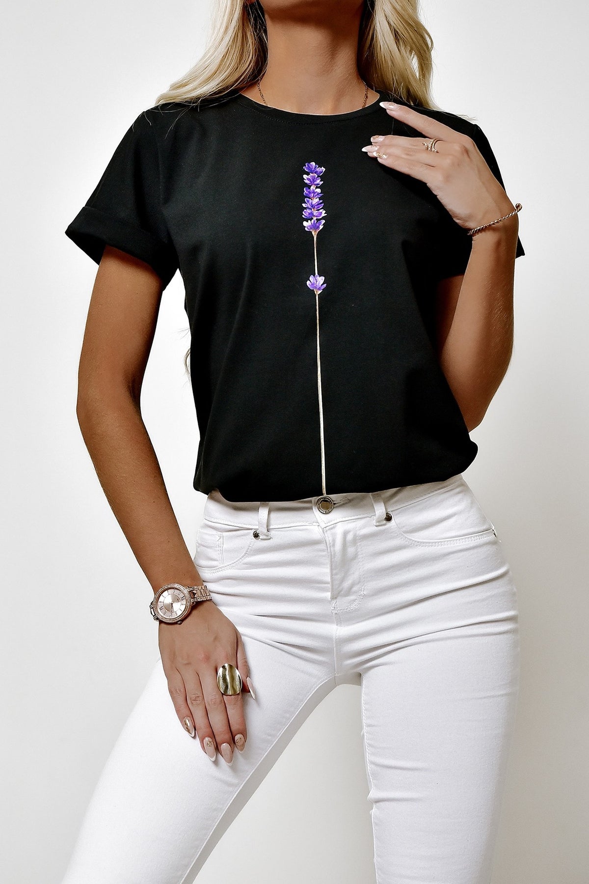 T-shirt nero in cotone elasticizzato con stampa di piccoli fiori lilla e viola, maniche corte con risvolto, Moda Mania.