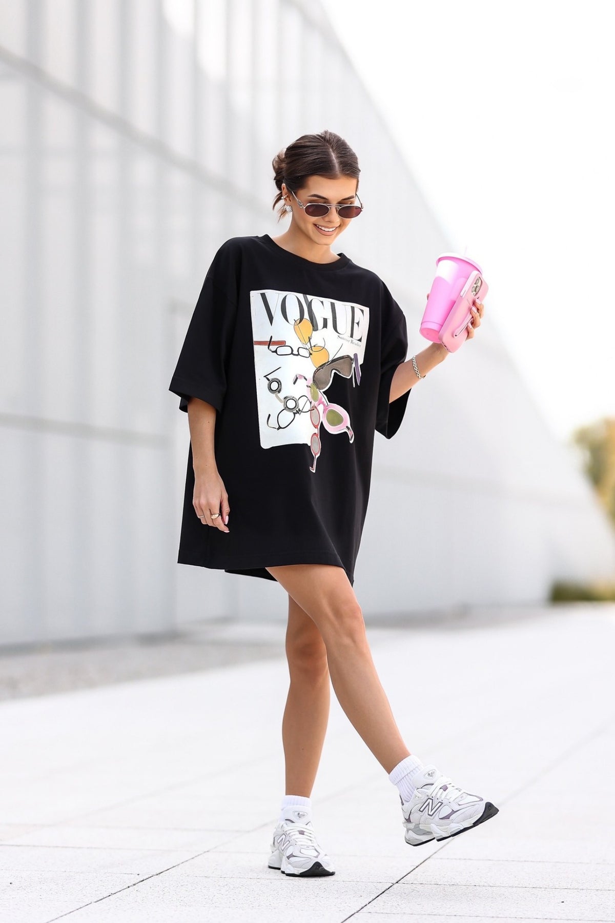 T-shirt oversize nero in cotone con stampa Vogue, occhiali e maniche tre quarti, firmata Moda Mania.