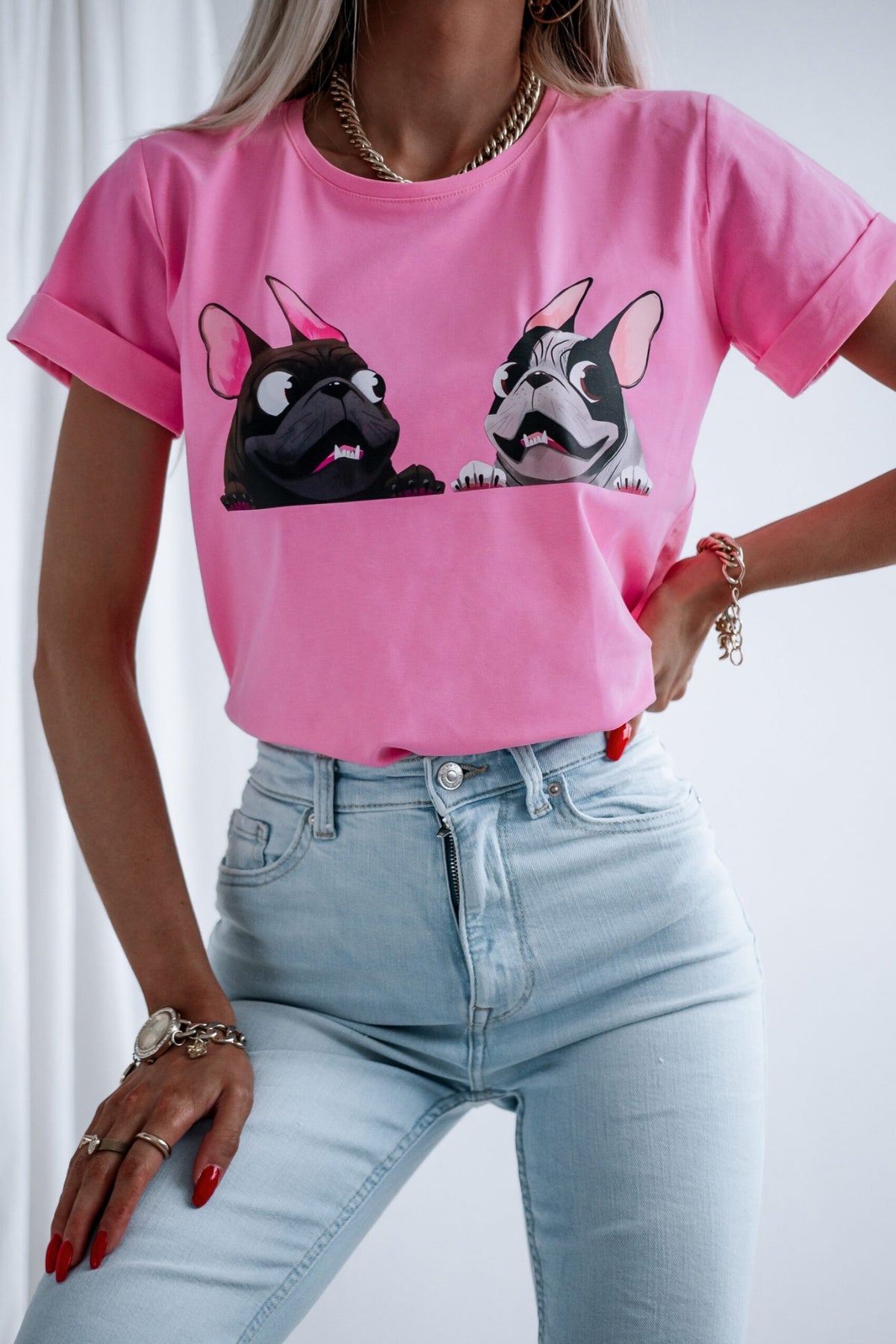 T-shirt rosa in cotone Moda Mania con stampa di due cagnolini e maniche corte con risvolto, dettaglio di moda e comfort.