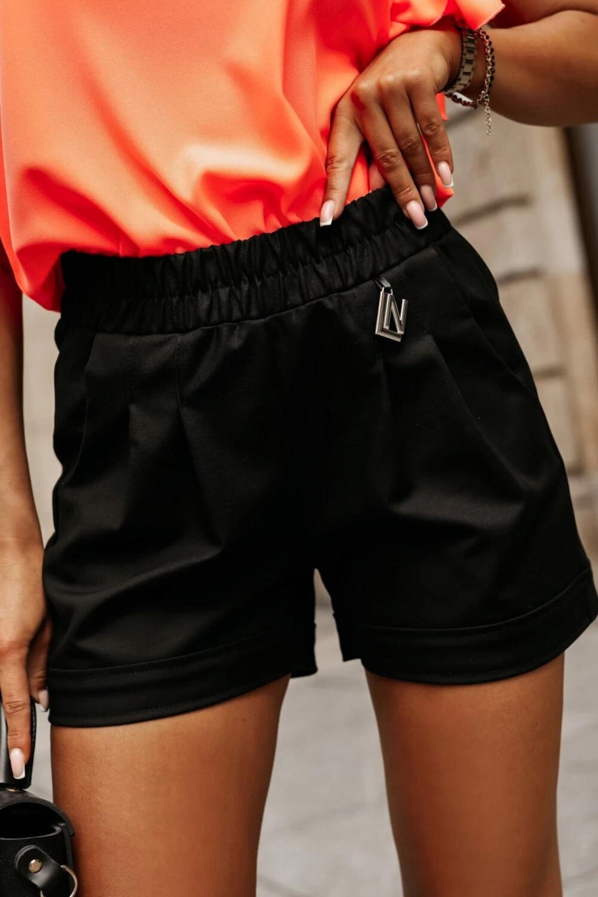 Pantaloncini corti estivi neri Moda-Mania con tasche laterali, vita elasticizzata e ciondolo dorato a forma di lettera B