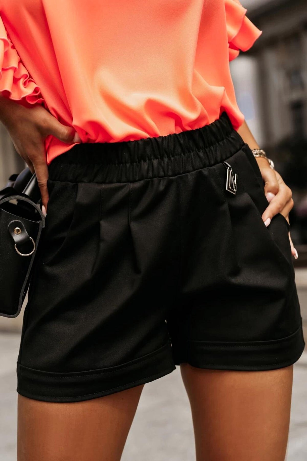 Pantaloncini corti estivi neri Moda-Mania con tasche laterali, vita elasticizzata e ciondolo dorato a forma di lettera B