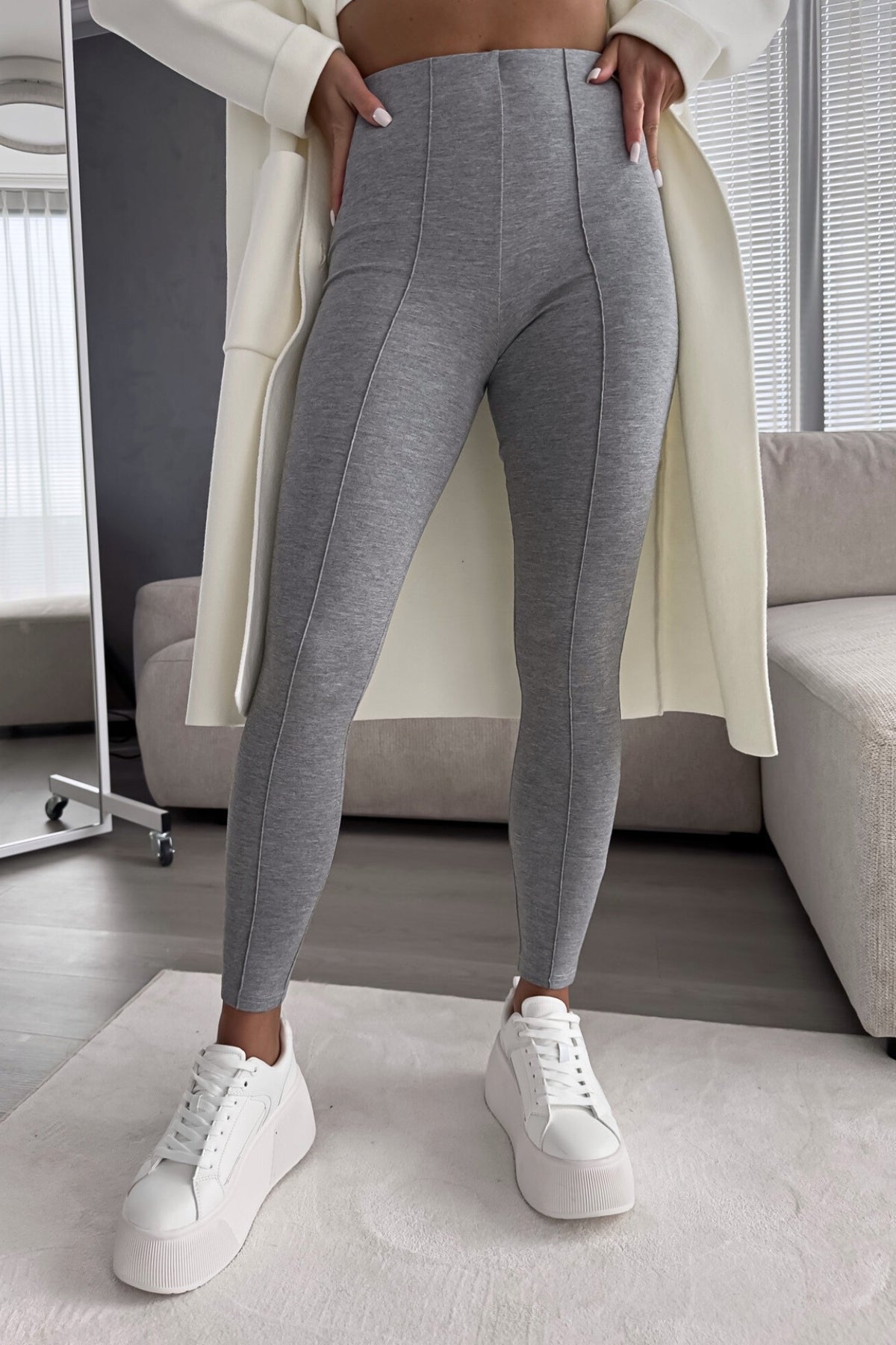 Leggings grigi aderenti in cotone spesso elasticizzato, a vita alta con cuciture longitudinali, prodotto Moda-Mania.