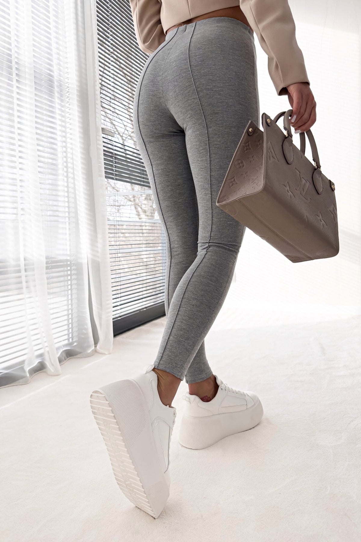 Leggings grigi aderenti in cotone spesso elasticizzato, a vita alta con cuciture longitudinali, firmati Moda-Mania.
