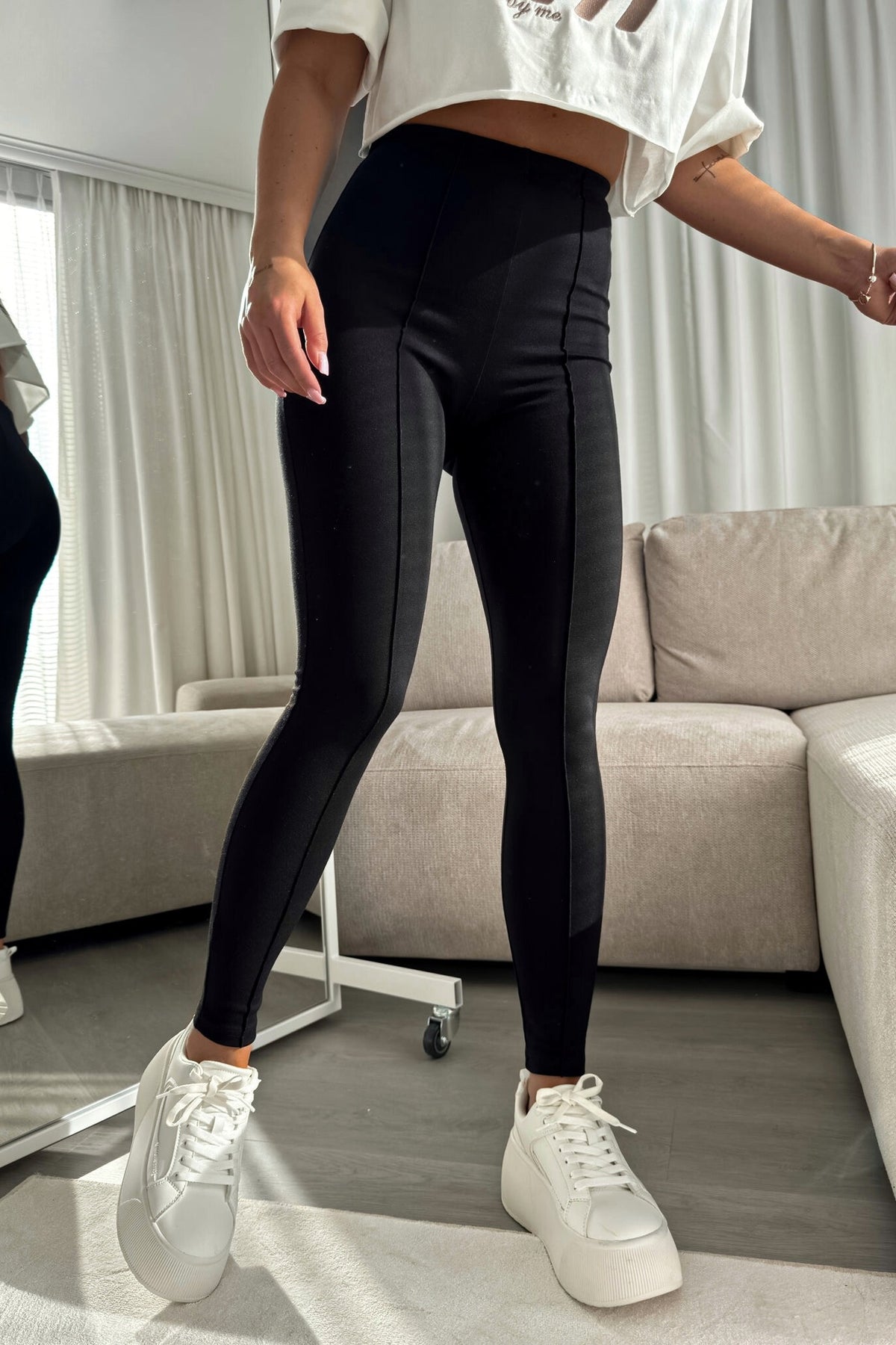 Leggings neri aderenti in cotone spesso elasticizzato, vita alta con cuciture longitudinali, pantaloni moda-manìa, stile comodo e elegante