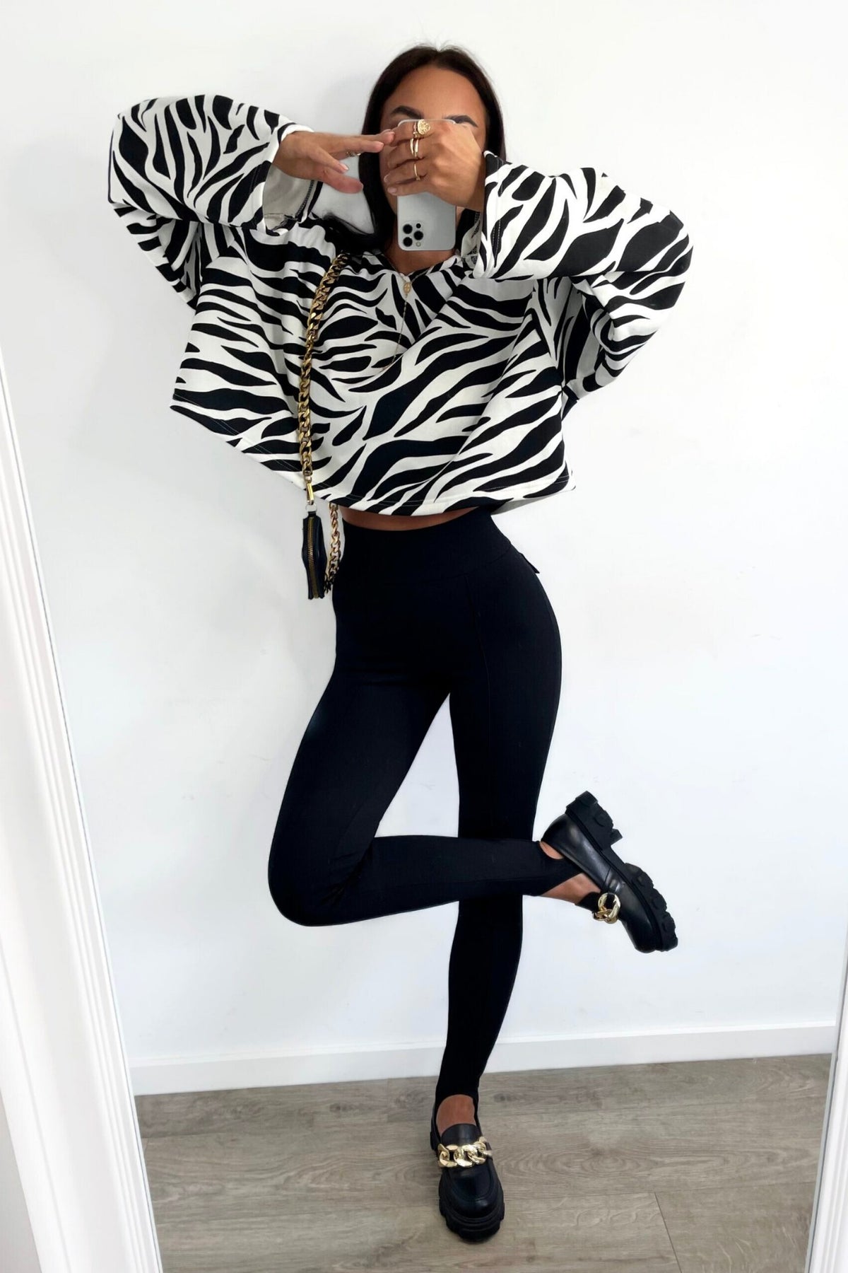 Leggings neri a vita alta Moda-Mania con cuciture longitudinali e tasche finte, ideali come pantaloni comodi e di moda