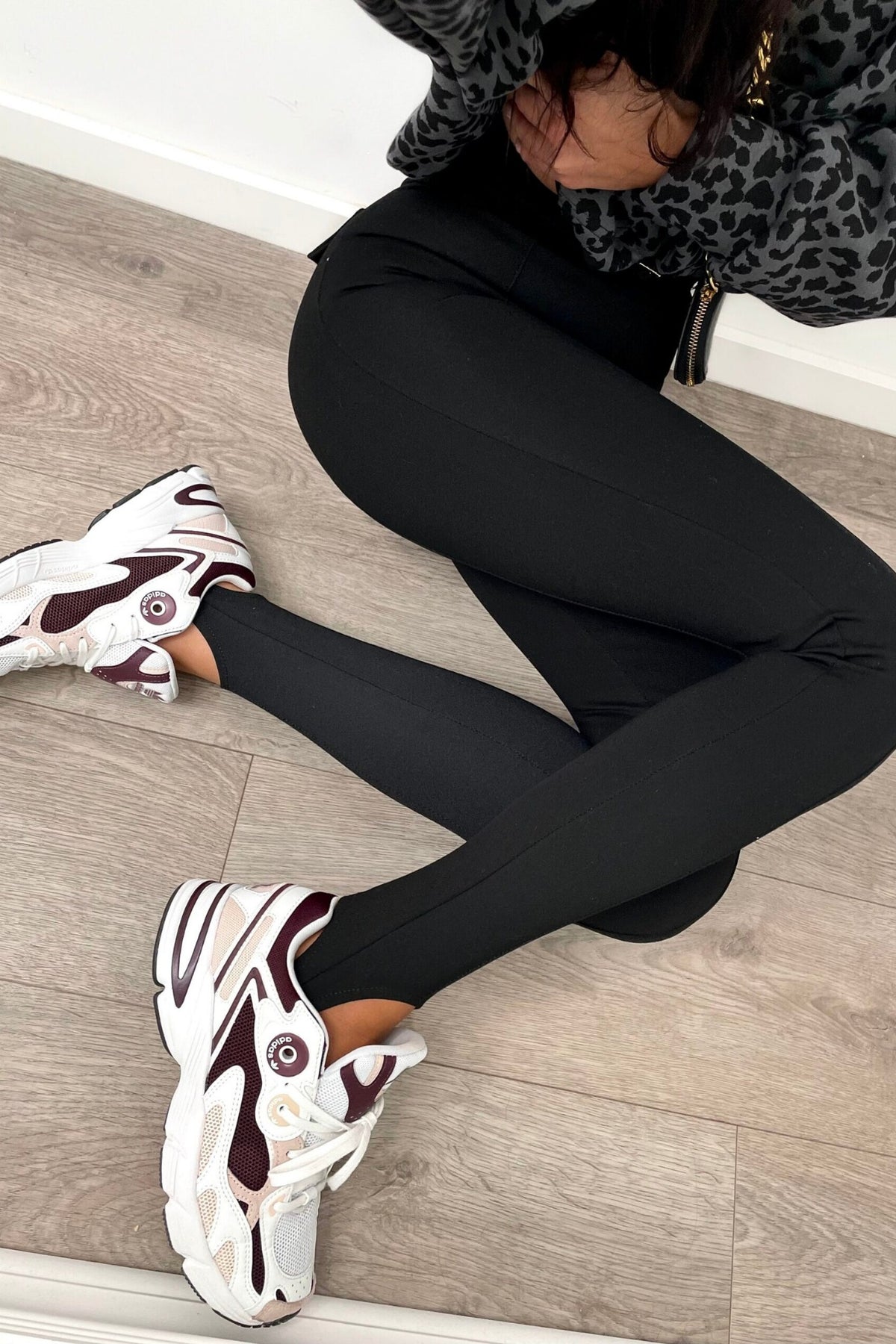Pantaloni leggings neri a vita alta Moda-Mania con cuciture longitudinali e tasche finte, in tessuto elastico e aderente.