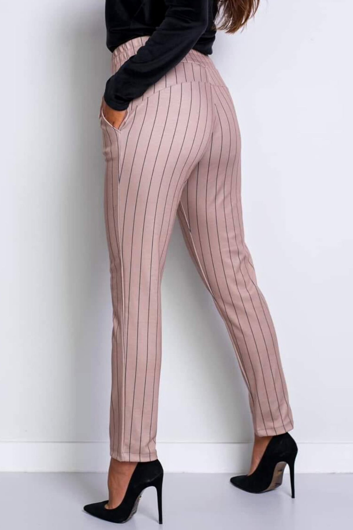 Pantaloni casual beige a fantasia sottile gessata con tasche laterali, marca Moda-Mania, tessuto leggero e stile comodo