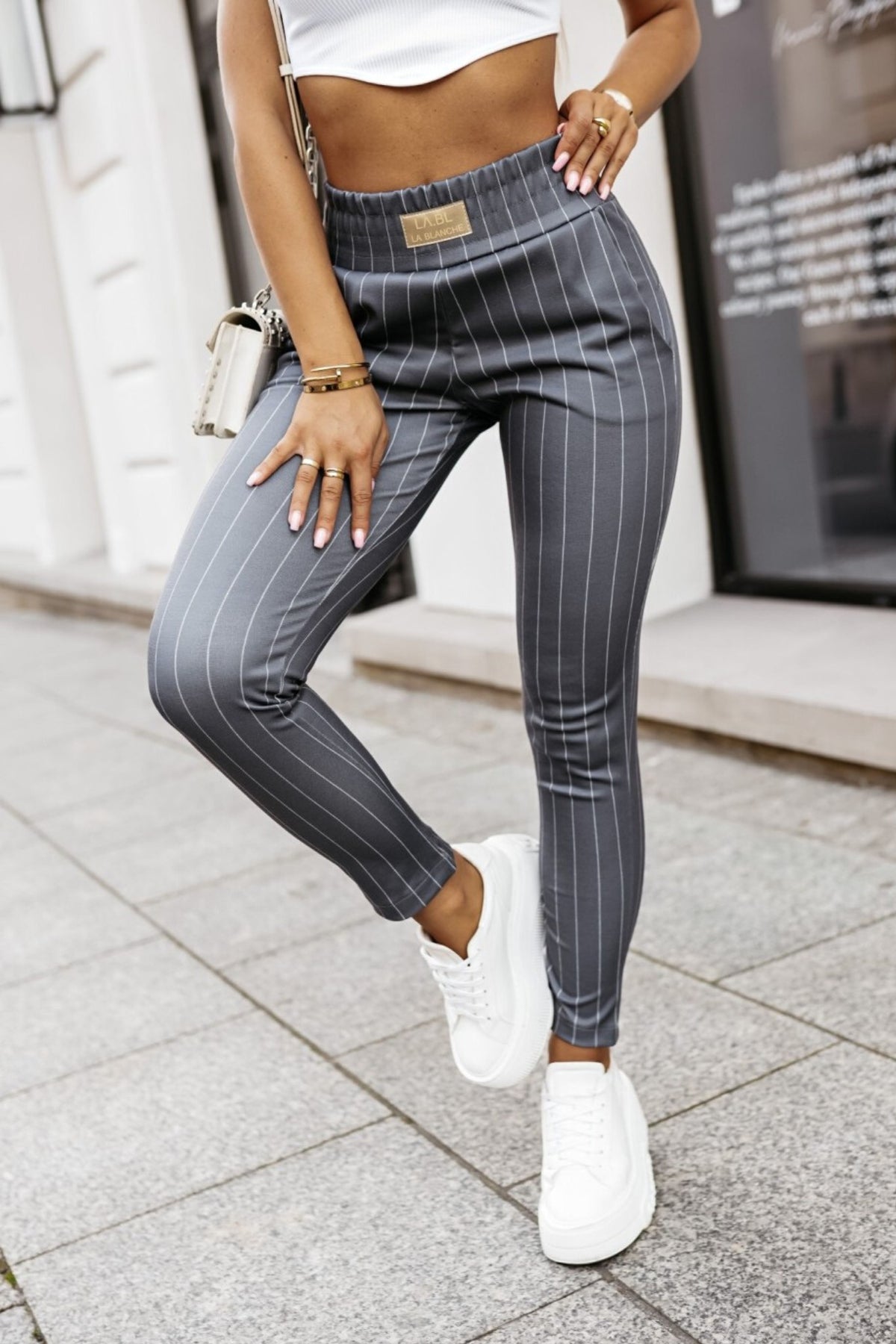 Pantaloni casual grigi a fantasia gessata con tasche laterali, marca Moda-Mania, stile comodo e versatile.