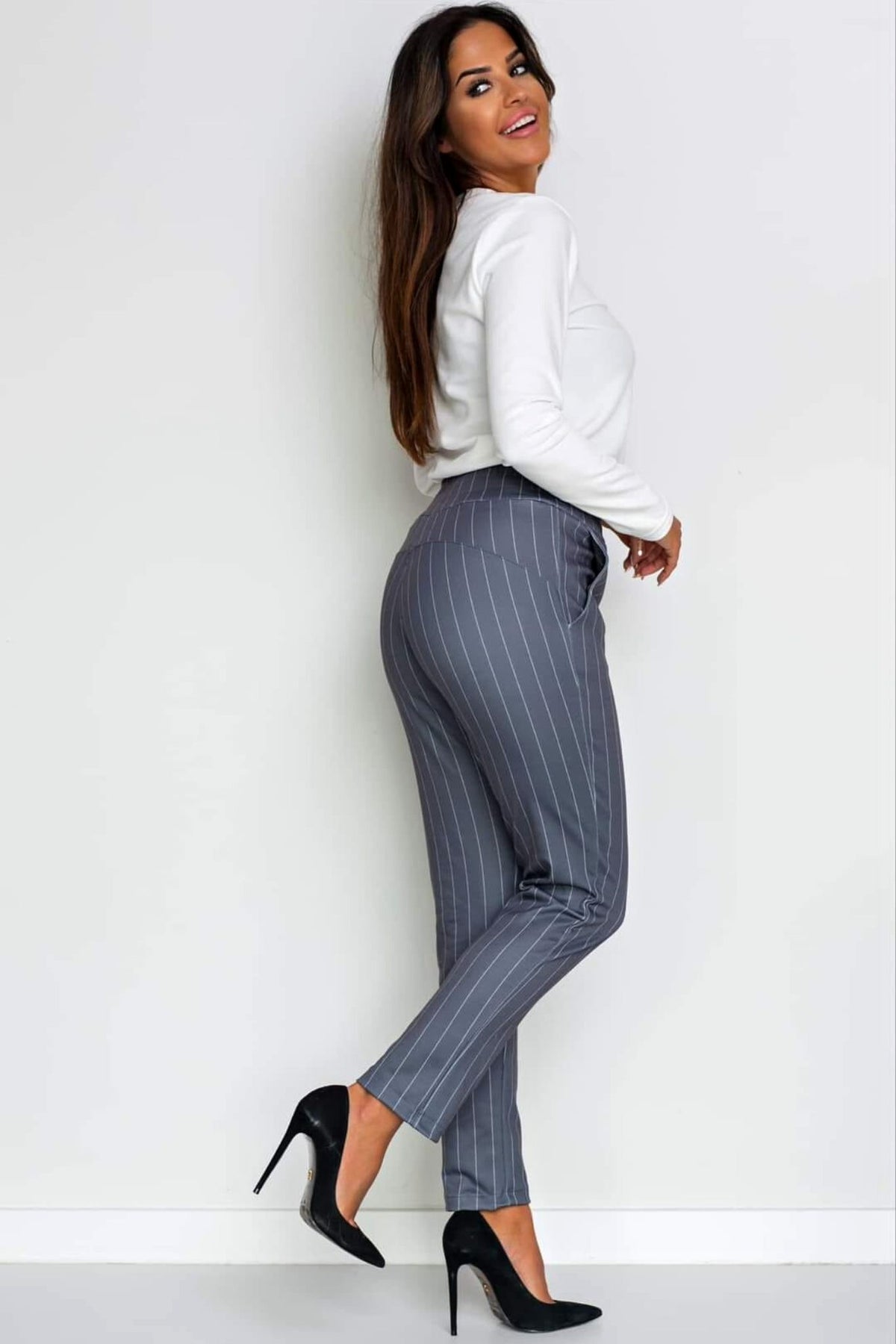 Pantaloni casual grigi a fantasia gessata con tasche laterali, marca Moda-Mania, tessuto morbido e stile rilassato.