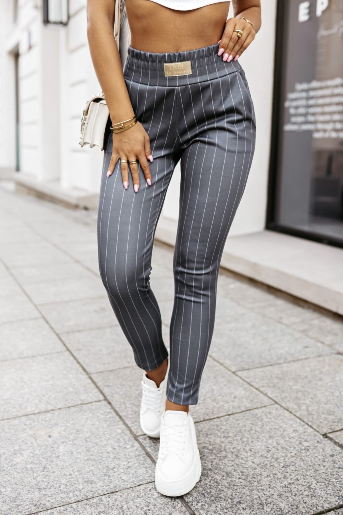 Pantaloni casual grigi a fantasia gessata con tasche laterali, marca Moda-Mania, in tessuto morbido e comodo.