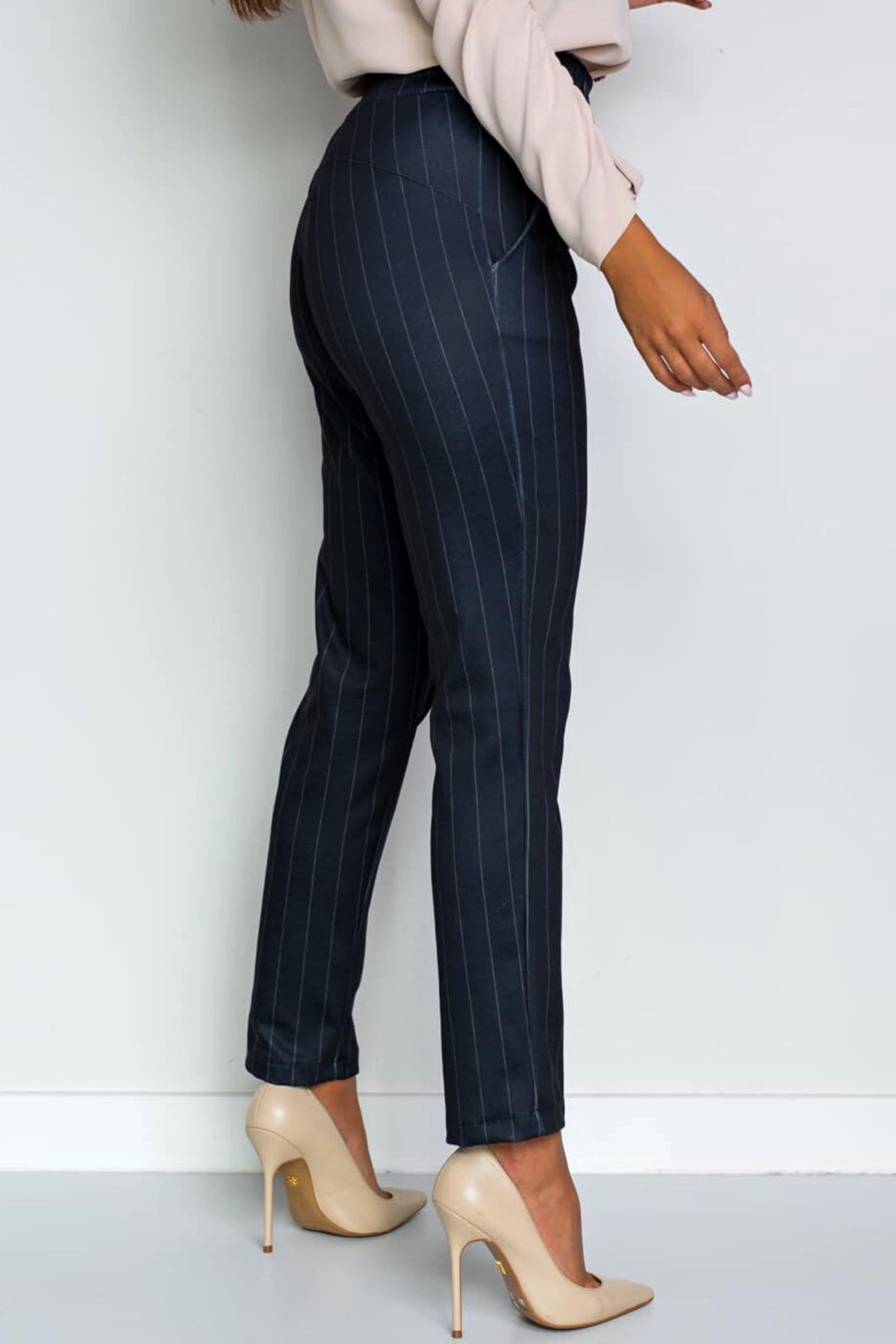 Pantaloni casual Moda-Mania neri grafite con fantasia sottile gessata e tasche laterali, tessuto morbido e comodo.
