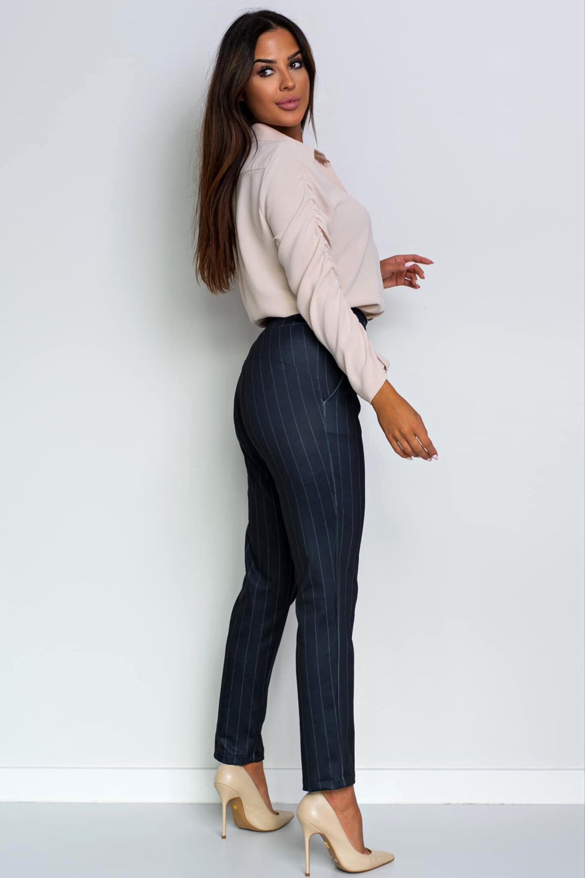 Pantaloni casual Moda-Mania in nero grafite con fantasia sottile gessata e tasche laterali, tessuto comodo e stile versatile.