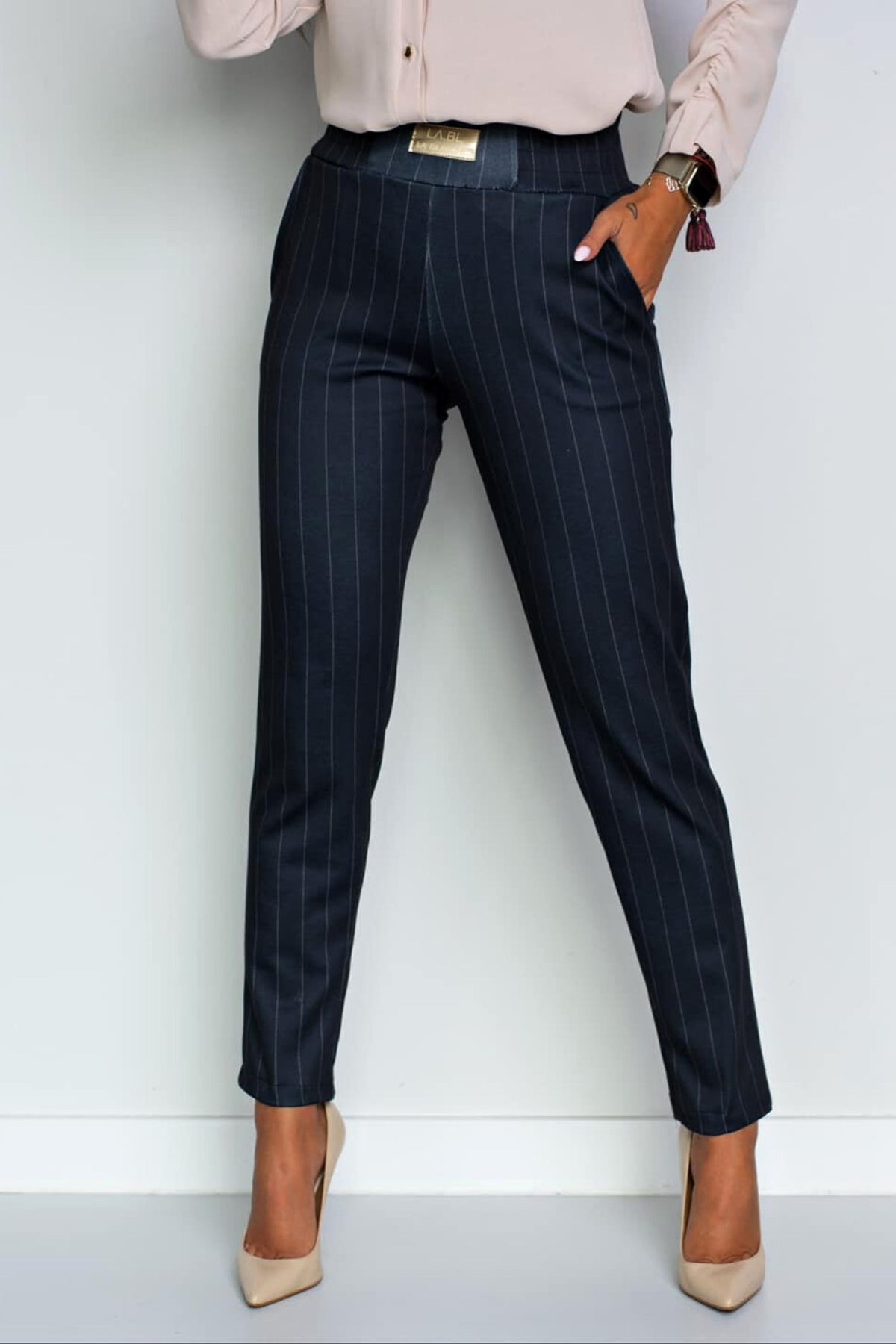 Pantaloni casual Moda-Mania nero grafite a fantasia sottile gessata con tasche laterali, stile elegante e comodo.