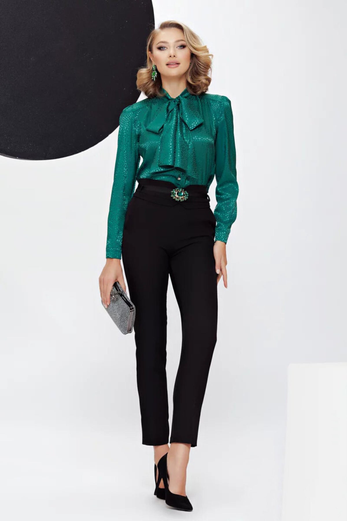 Pantaloni eleganti neri a sigaretta Fofy con vita alta, cinturino con fibbia gioiello verde, dettagli raffinati.