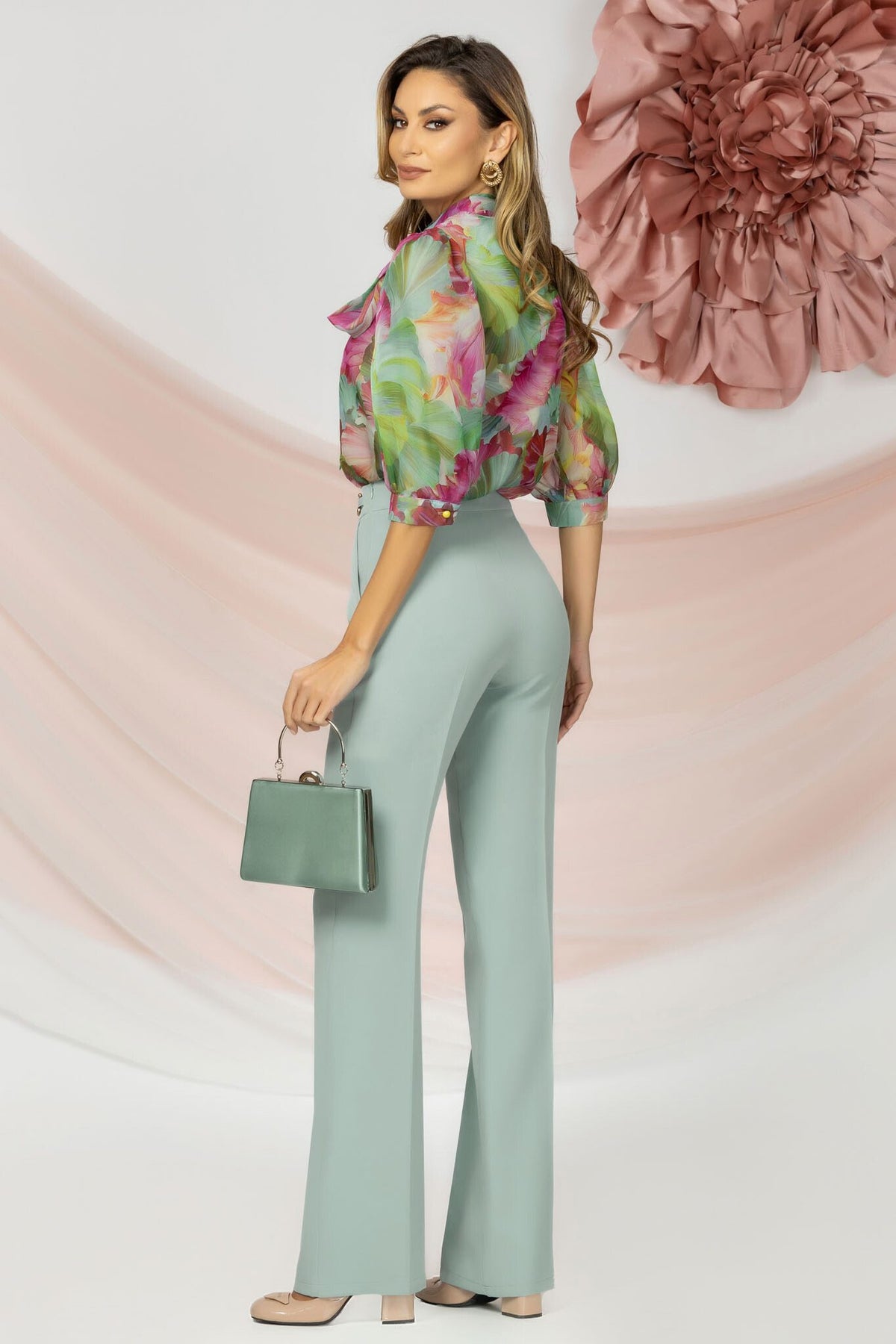 Pantaloni eleganti verde menta a gamba larga Pretty Girl con accessori dorati laterali in vita, tessuto morbido e dettaglio raffinato