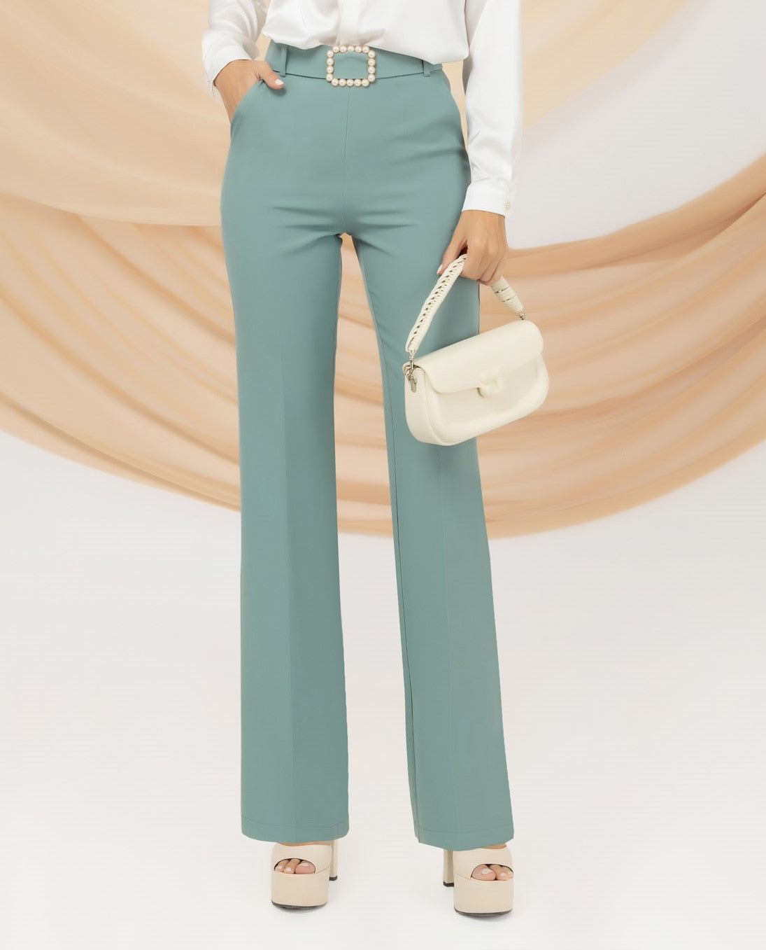 Pantaloni eleganti verde menta a gamba larga Pretty Girl con cintura rimovibile e fibbia in perle, dettaglio della moda femminile.